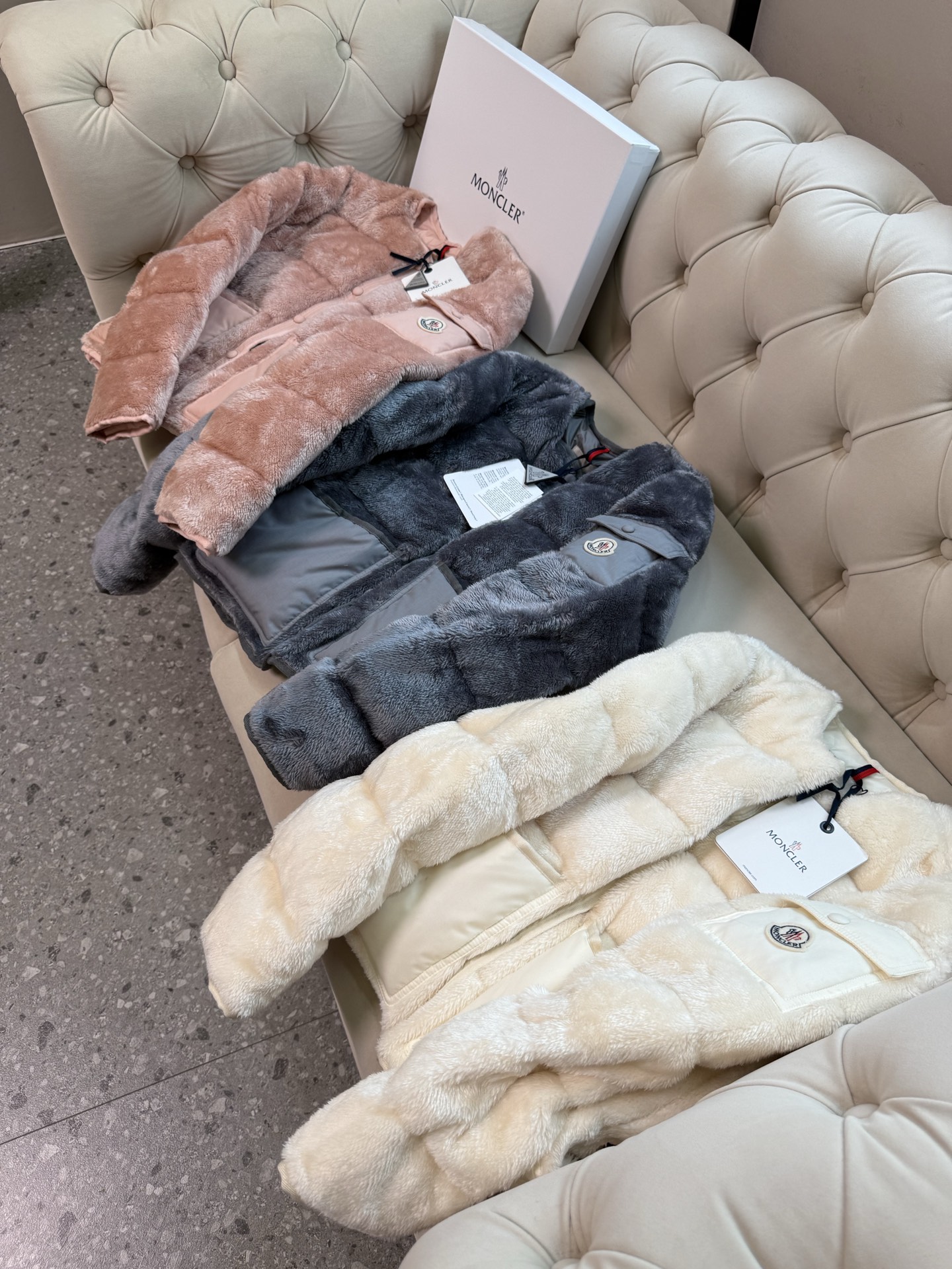 Floyrac泰迪绒短款羽绒夹克外套Floyrac采用柔软泰迪绒造型面料制成，焕新演绎经典羽绒夹克。短款