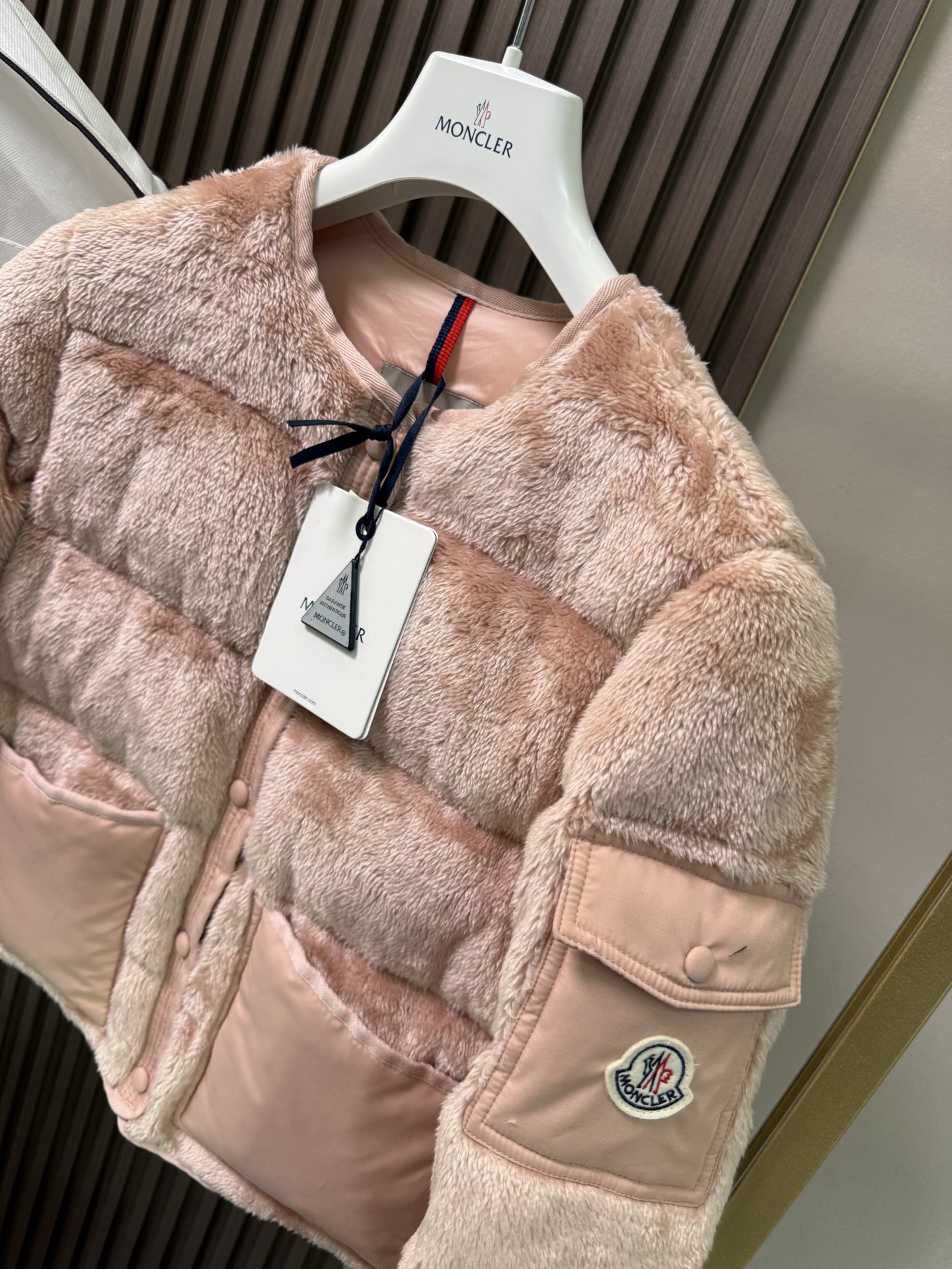 Floyrac泰迪绒短款羽绒夹克外套Floyrac采用柔软泰迪绒造型面料制成，焕新演绎经典羽绒夹克。短款