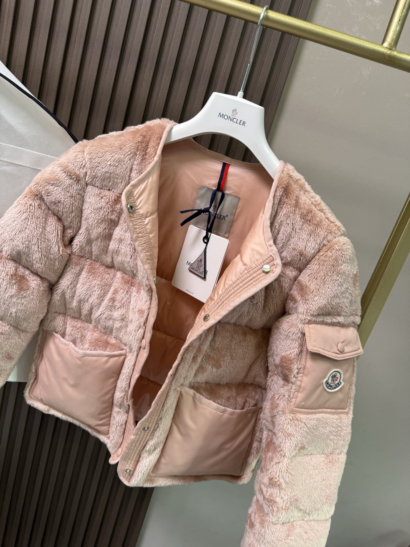 Floyrac泰迪绒短款羽绒夹克外套Floyrac采用柔软泰迪绒造型面料制成，焕新演绎经典羽绒夹克。短款