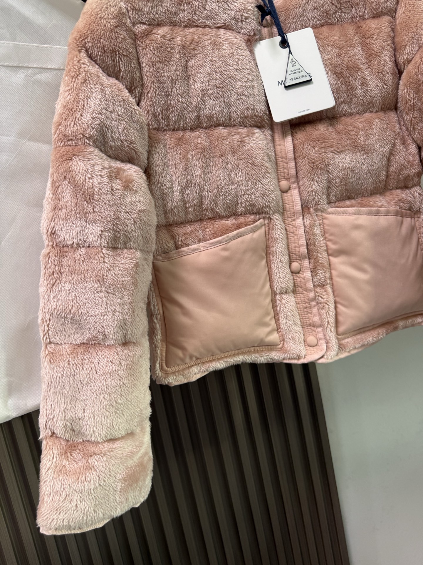 Floyrac泰迪绒短款羽绒夹克外套Floyrac采用柔软泰迪绒造型面料制成，焕新演绎经典羽绒夹克。短款