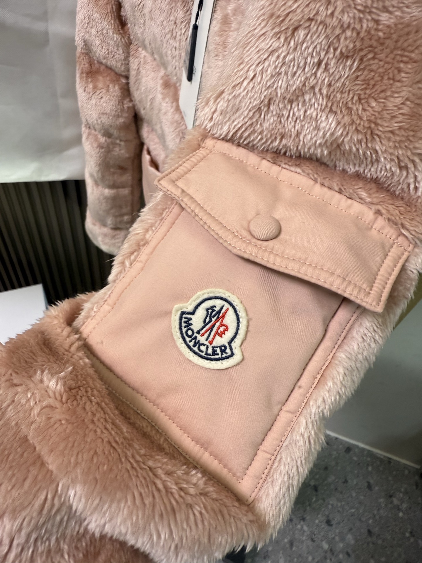 Floyrac泰迪绒短款羽绒夹克外套Floyrac采用柔软泰迪绒造型面料制成，焕新演绎经典羽绒夹克。短款