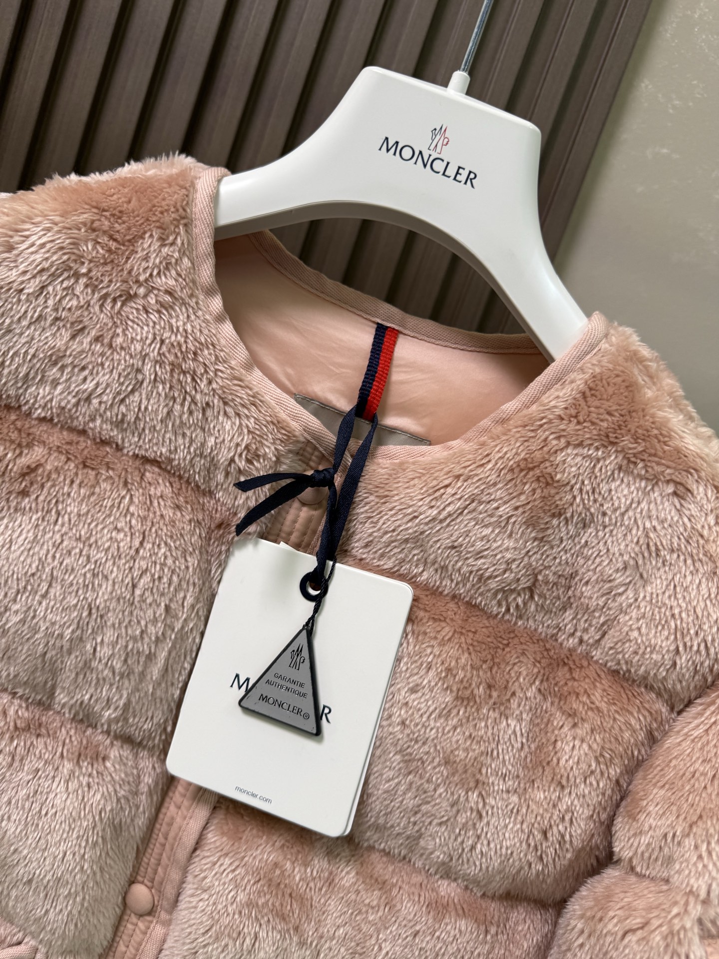 Floyrac泰迪绒短款羽绒夹克外套Floyrac采用柔软泰迪绒造型面料制成，焕新演绎经典羽绒夹克。短款