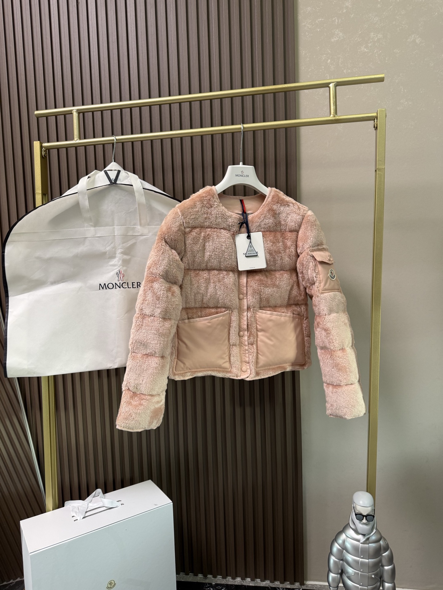 NO:562788,Comes with dust bag Floyrac Teddy Down Short Down Jacket Floyrac is a reinterpretation of the classic down jacket in soft teddy-style fabric. The short silhouette is finished with matte nylon details that contrast with the soft texture of the teddy shape. Patch pockets on the sleeves pay homage to the brand's essence. This insulated piece has a cropped silhouette that can be easily layered with elegant or casual pieces. Product Details: Made of polyester  Longuesaison lining Nylon trim and pocket padding Down snap-fastening patch pockets Snap-fastening sleeve pockets   0123,,jackets & coats,jackets & coats,down jacket,alexander wang19860909配防尘袋Floyrac泰迪绒短款羽绒夹克外套 Floyrac采用柔软泰迪绒造型面料制成,焕新演绎经典羽绒夹克.短款设计,饰有哑光尼龙细节,与泰迪绒造型的柔软质感形成对比效果.衣袖设有贴袋,致敬品牌精髓.这款保暖单品采用短款廓形,可轻松叠搭优雅或休闲单品. 产品细节: 采用聚酯纤维面料制成 Longuesaison衬里尼龙饰边和口袋填充羽绒按扣开合贴袋 衣袖口袋设有按扣面料:聚酯纤维;里料:锦纶;填充物细节:83聚酯纤维/17 聚乙烯纤维(乙纶);面料1:棉 填充物:鹅绒 绒子含量:90;装饰除外 颜色高级灰 粉色 米白色 码数 0123,,jackets & coats,jackets & coats,down jacket,alexander wang,Women's clothing