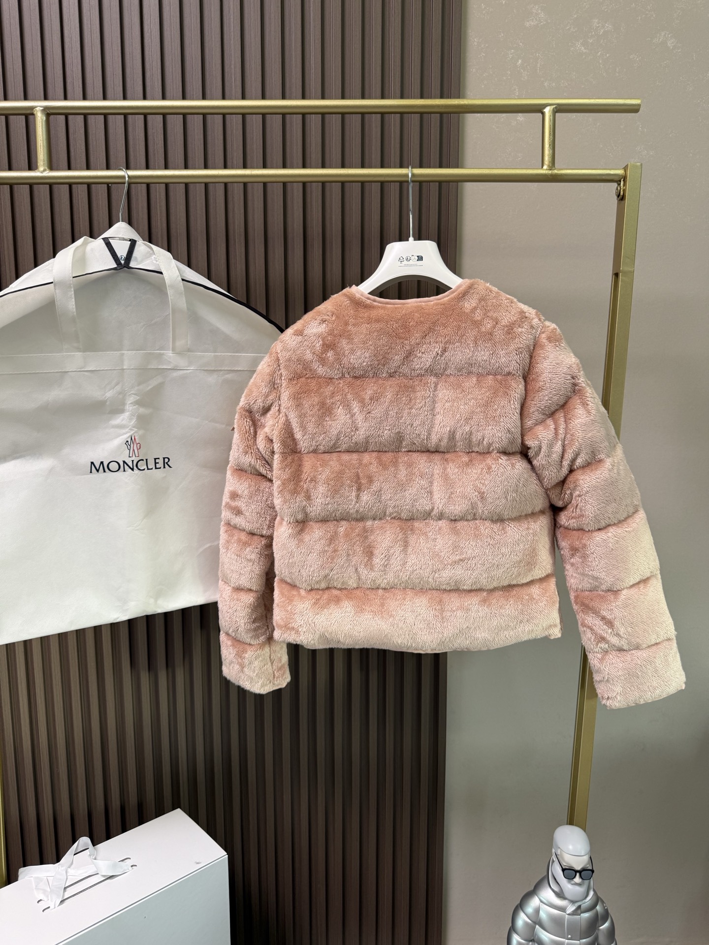 Floyrac泰迪绒短款羽绒夹克外套Floyrac采用柔软泰迪绒造型面料制成，焕新演绎经典羽绒夹克。短款