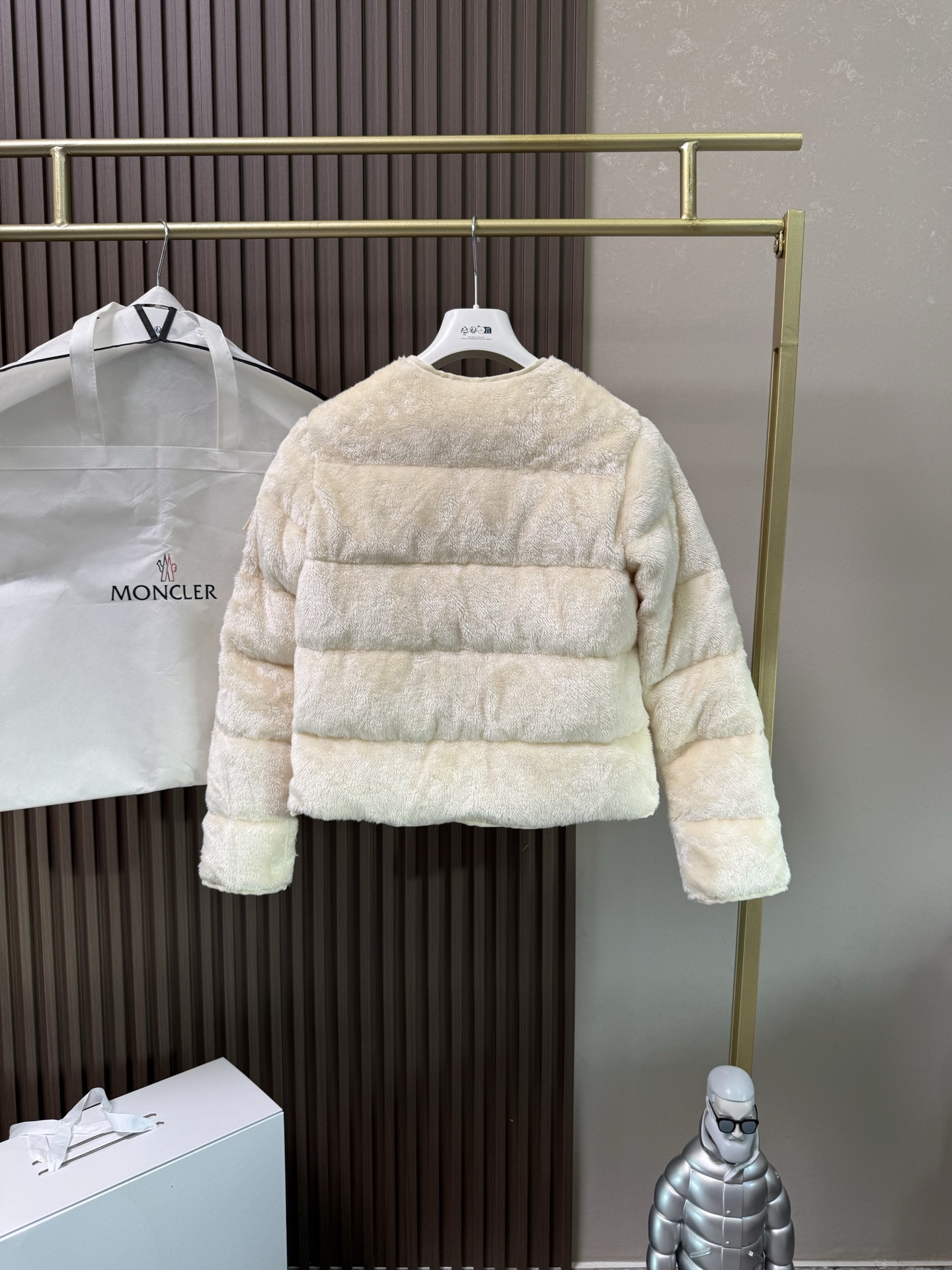 Floyrac泰迪绒短款羽绒夹克外套Floyrac采用柔软泰迪绒造型面料制成，焕新演绎经典羽绒夹克。短款