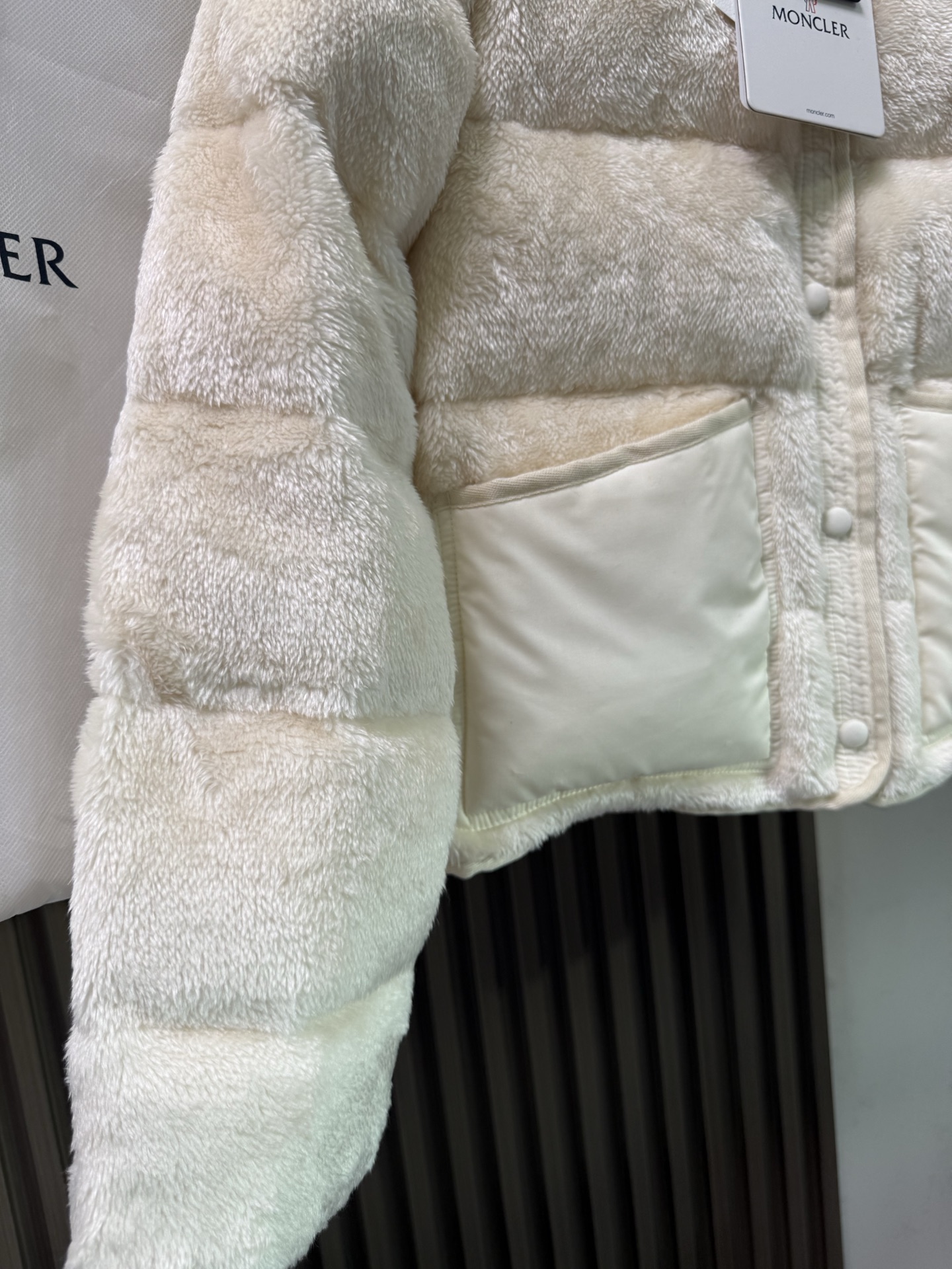 Floyrac泰迪绒短款羽绒夹克外套Floyrac采用柔软泰迪绒造型面料制成，焕新演绎经典羽绒夹克。短款