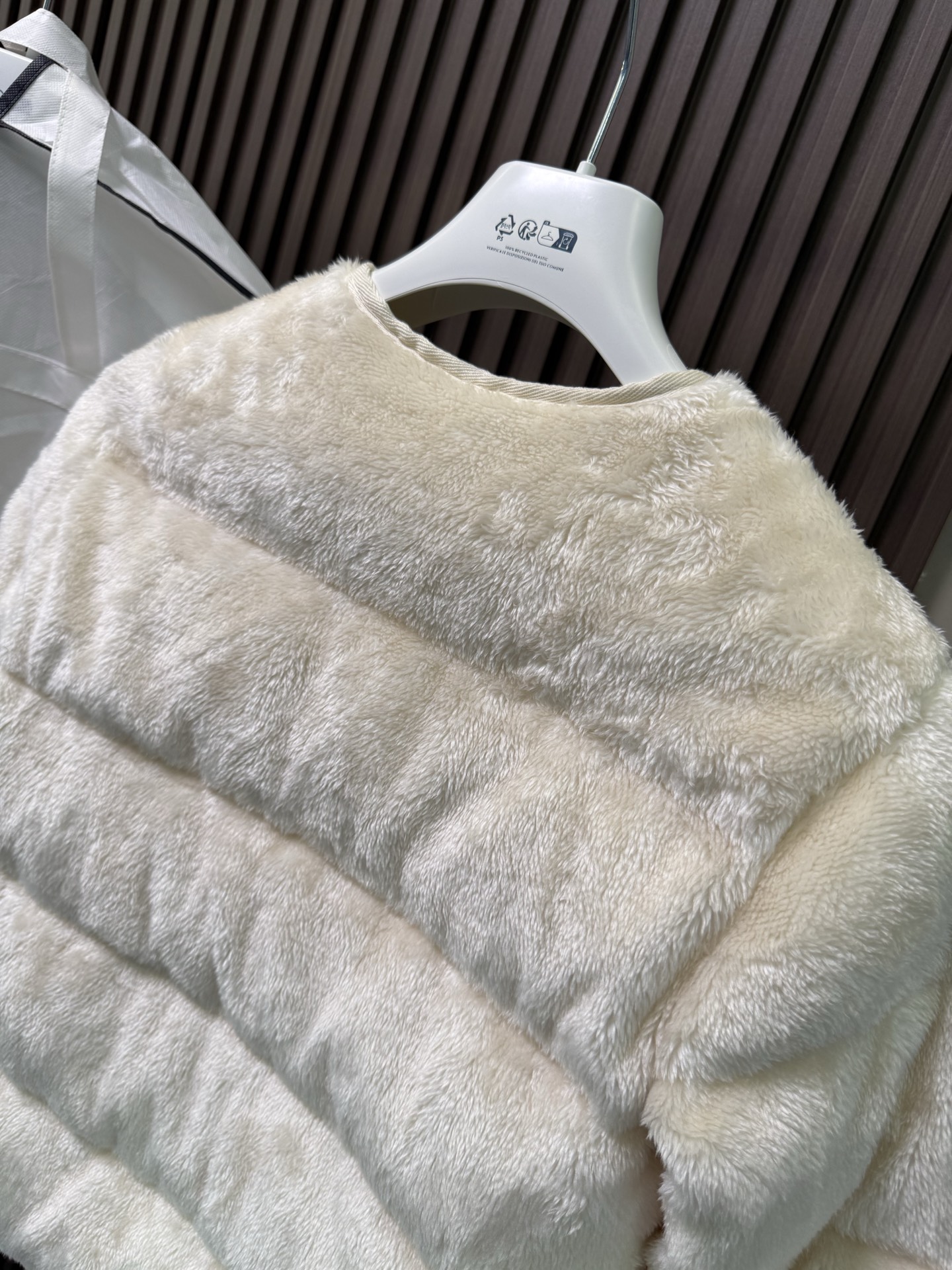 Floyrac泰迪绒短款羽绒夹克外套Floyrac采用柔软泰迪绒造型面料制成，焕新演绎经典羽绒夹克。短款