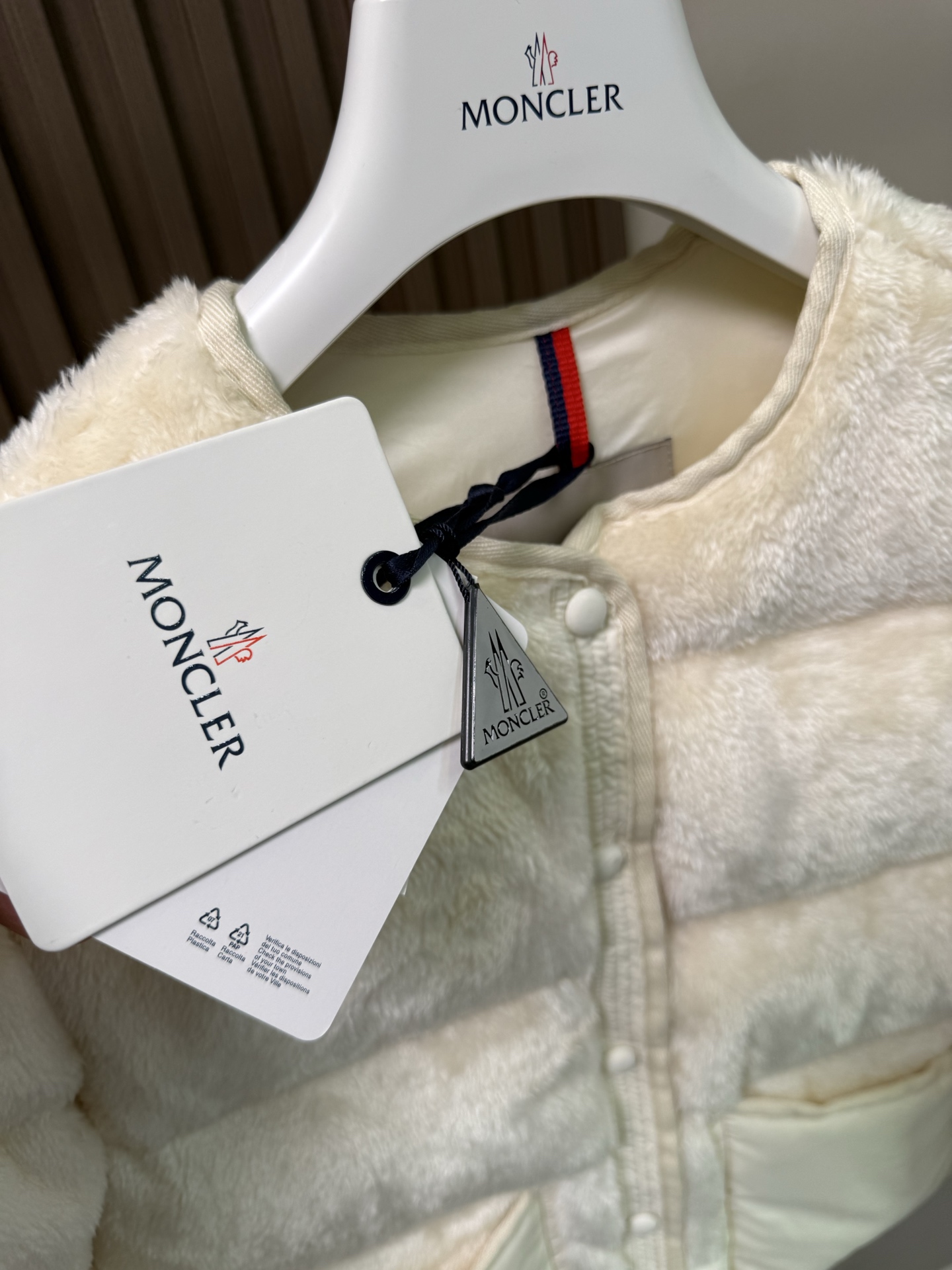 Floyrac泰迪绒短款羽绒夹克外套Floyrac采用柔软泰迪绒造型面料制成，焕新演绎经典羽绒夹克。短款