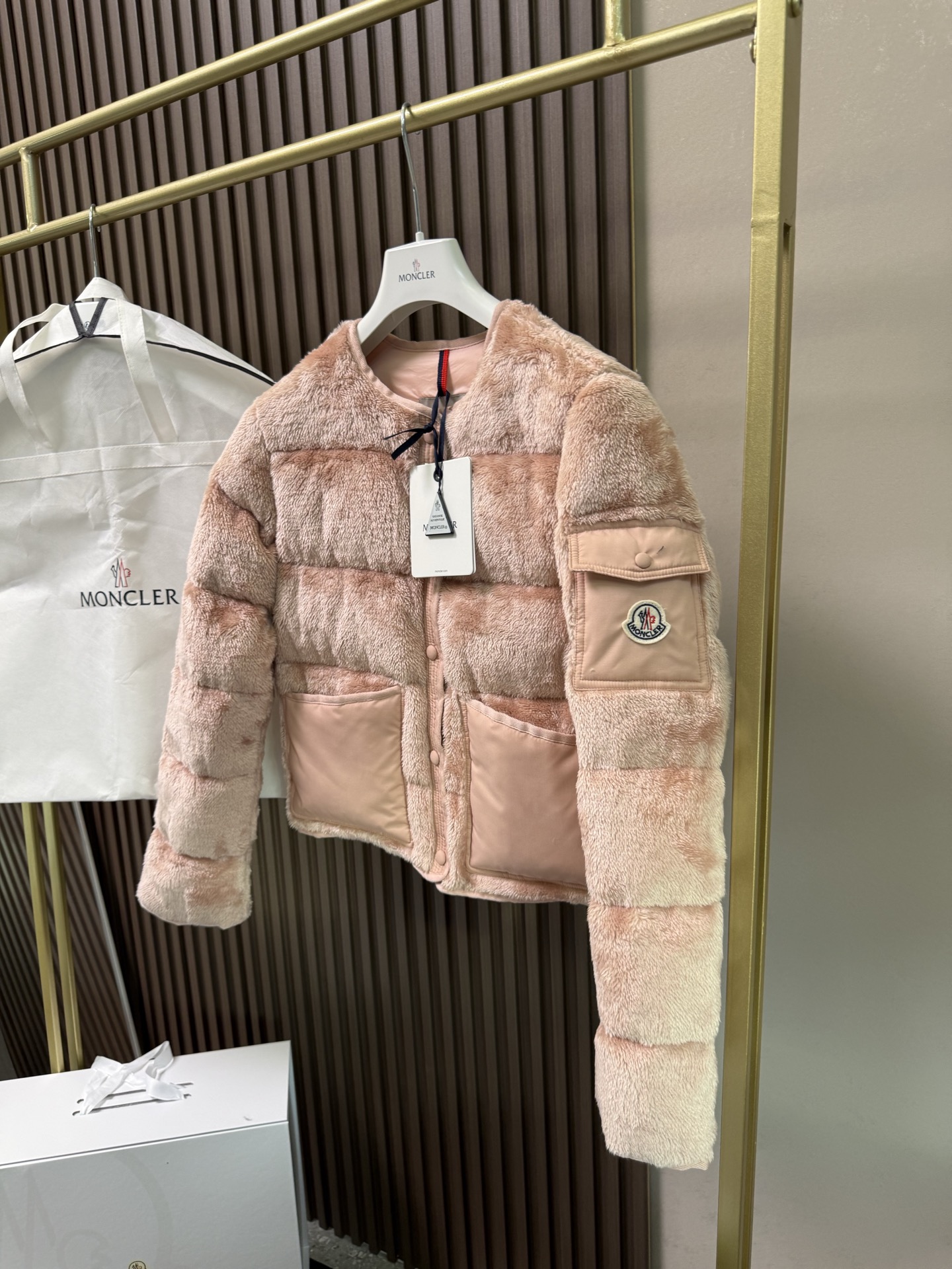 Floyrac泰迪绒短款羽绒夹克外套Floyrac采用柔软泰迪绒造型面料制成，焕新演绎经典羽绒夹克。短款