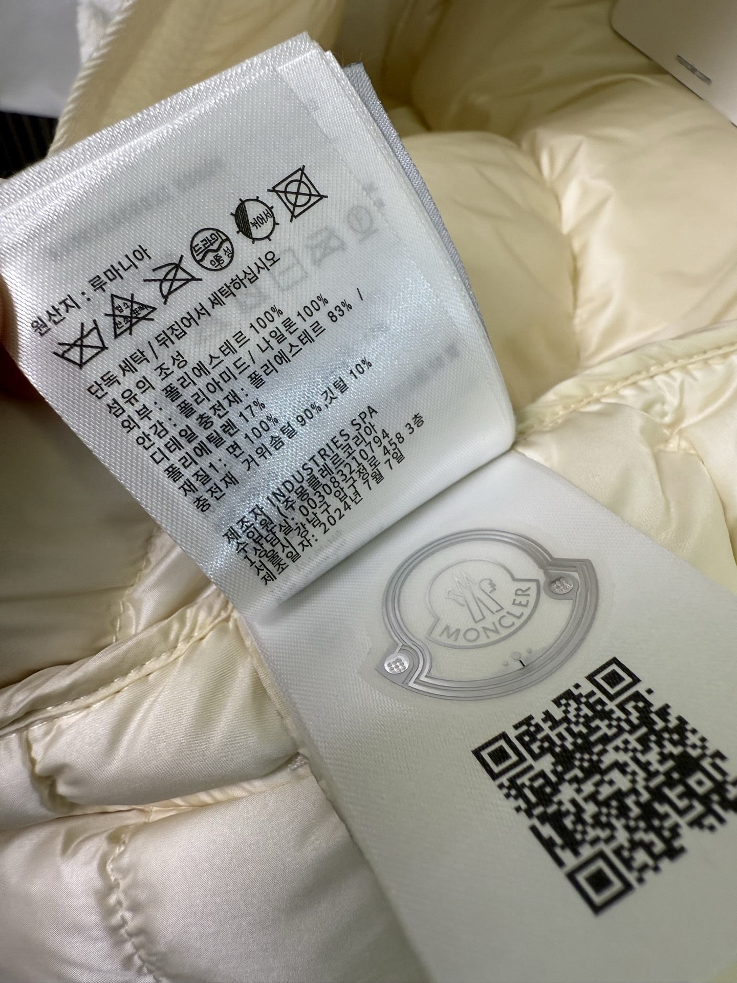 Floyrac泰迪绒短款羽绒夹克外套Floyrac采用柔软泰迪绒造型面料制成，焕新演绎经典羽绒夹克。短款