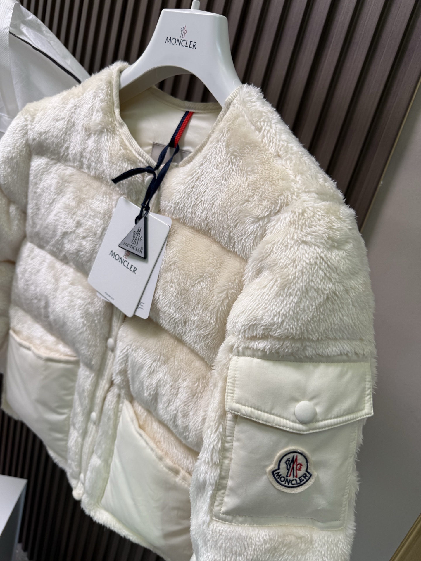 Floyrac泰迪绒短款羽绒夹克外套Floyrac采用柔软泰迪绒造型面料制成，焕新演绎经典羽绒夹克。短款