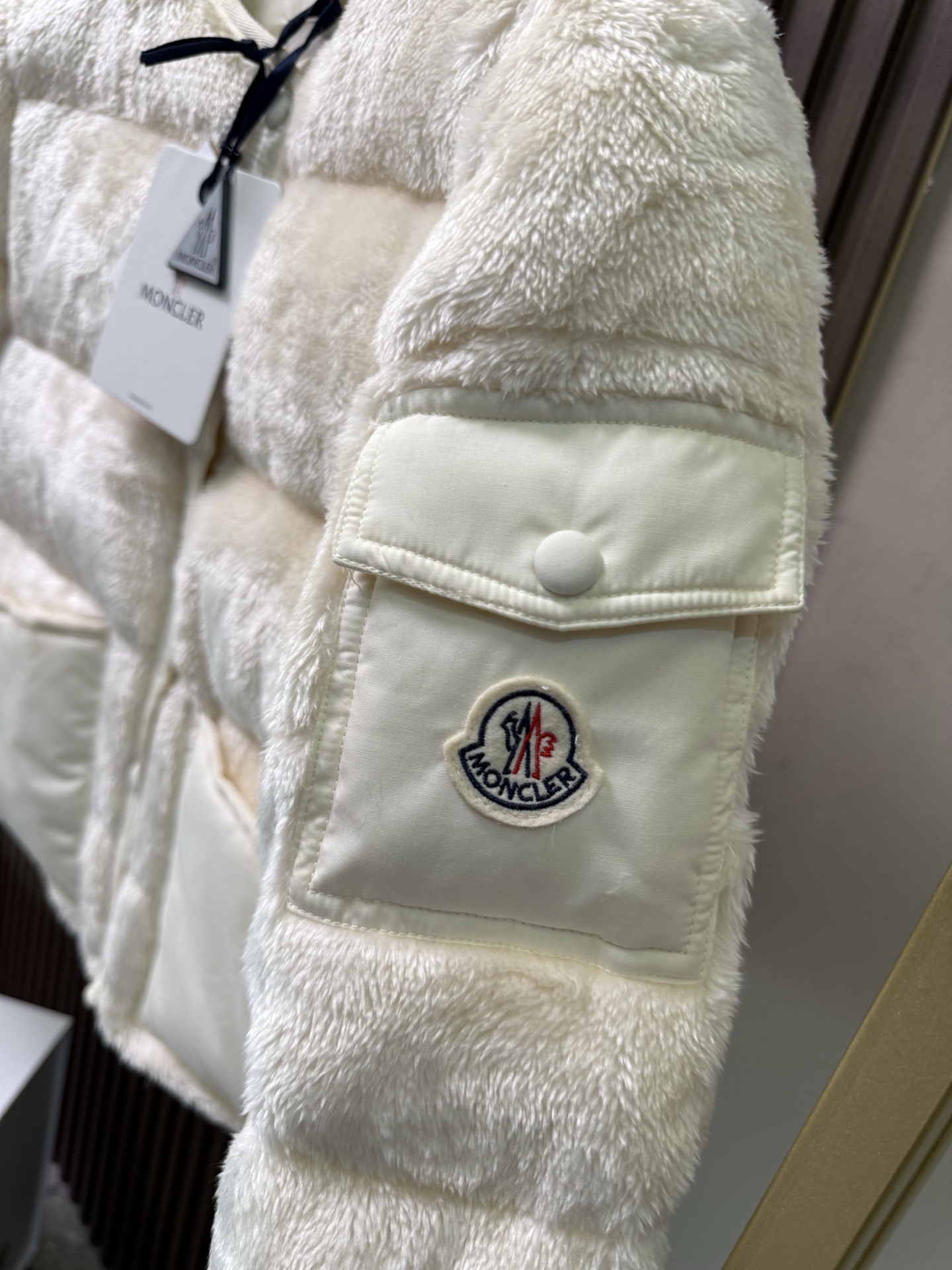 Floyrac泰迪绒短款羽绒夹克外套Floyrac采用柔软泰迪绒造型面料制成，焕新演绎经典羽绒夹克。短款