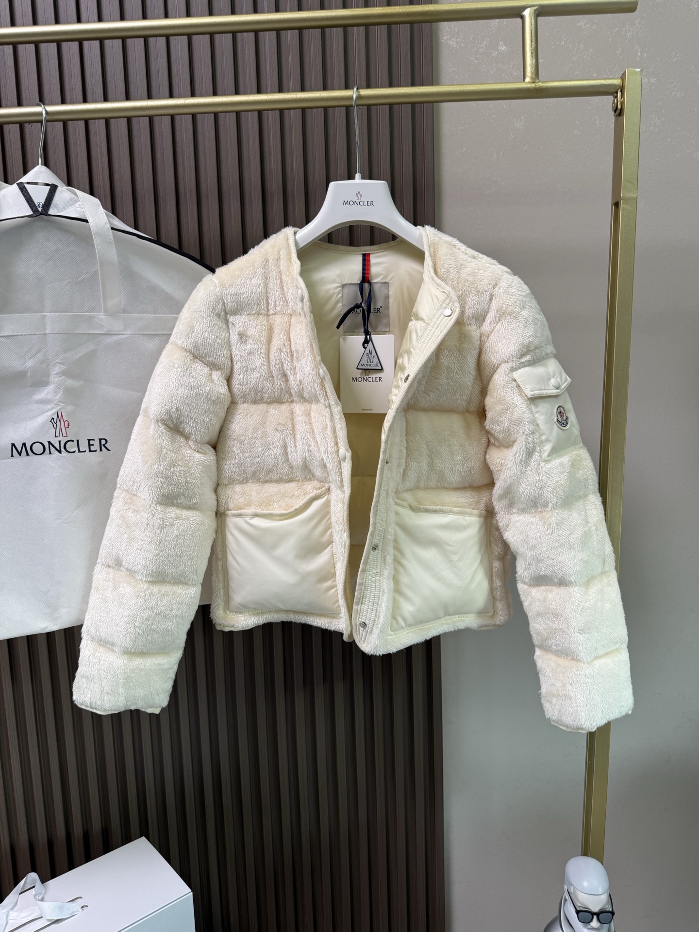 Floyrac泰迪绒短款羽绒夹克外套Floyrac采用柔软泰迪绒造型面料制成，焕新演绎经典羽绒夹克。短款