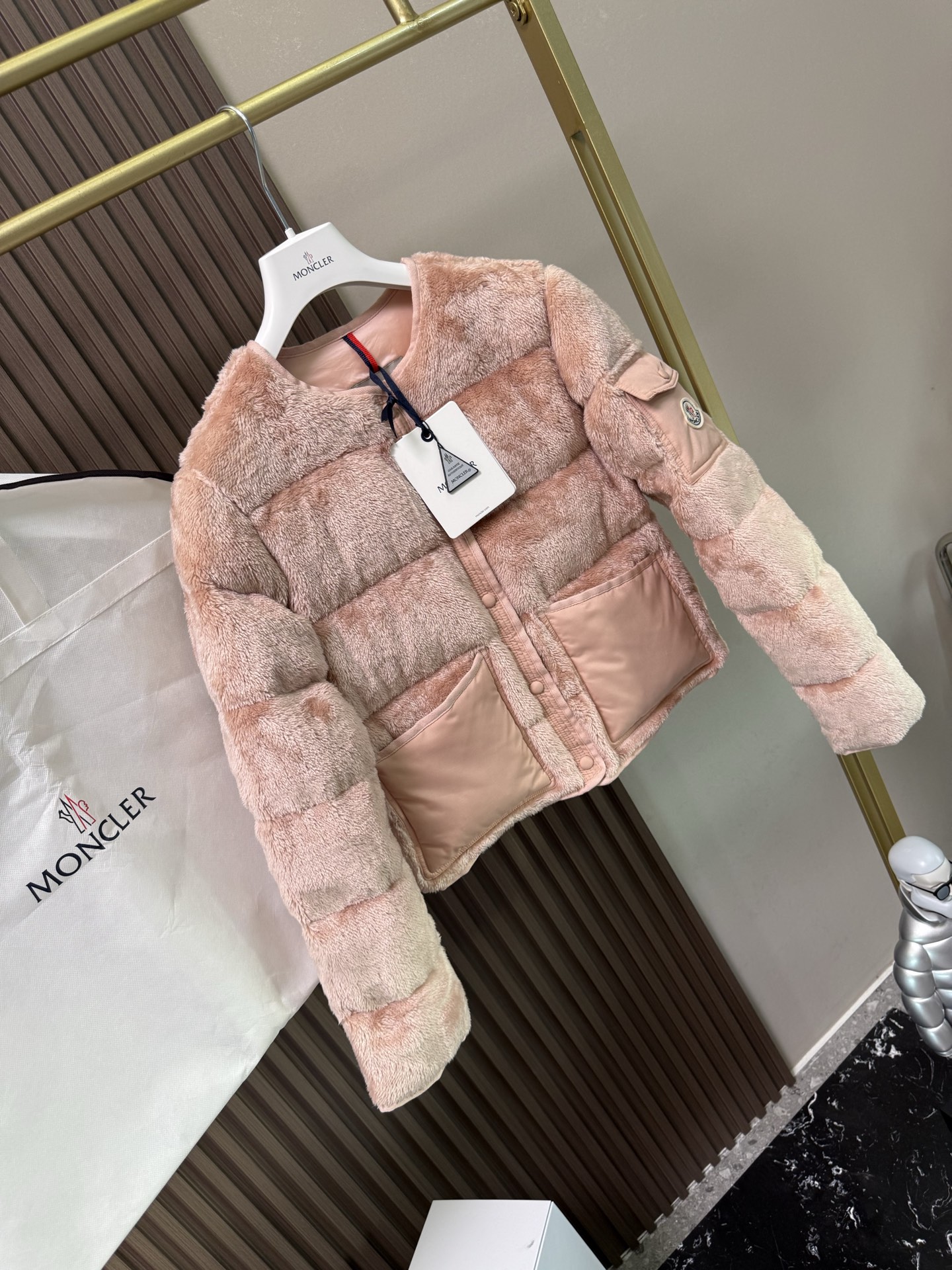 Floyrac泰迪绒短款羽绒夹克外套Floyrac采用柔软泰迪绒造型面料制成，焕新演绎经典羽绒夹克。短款