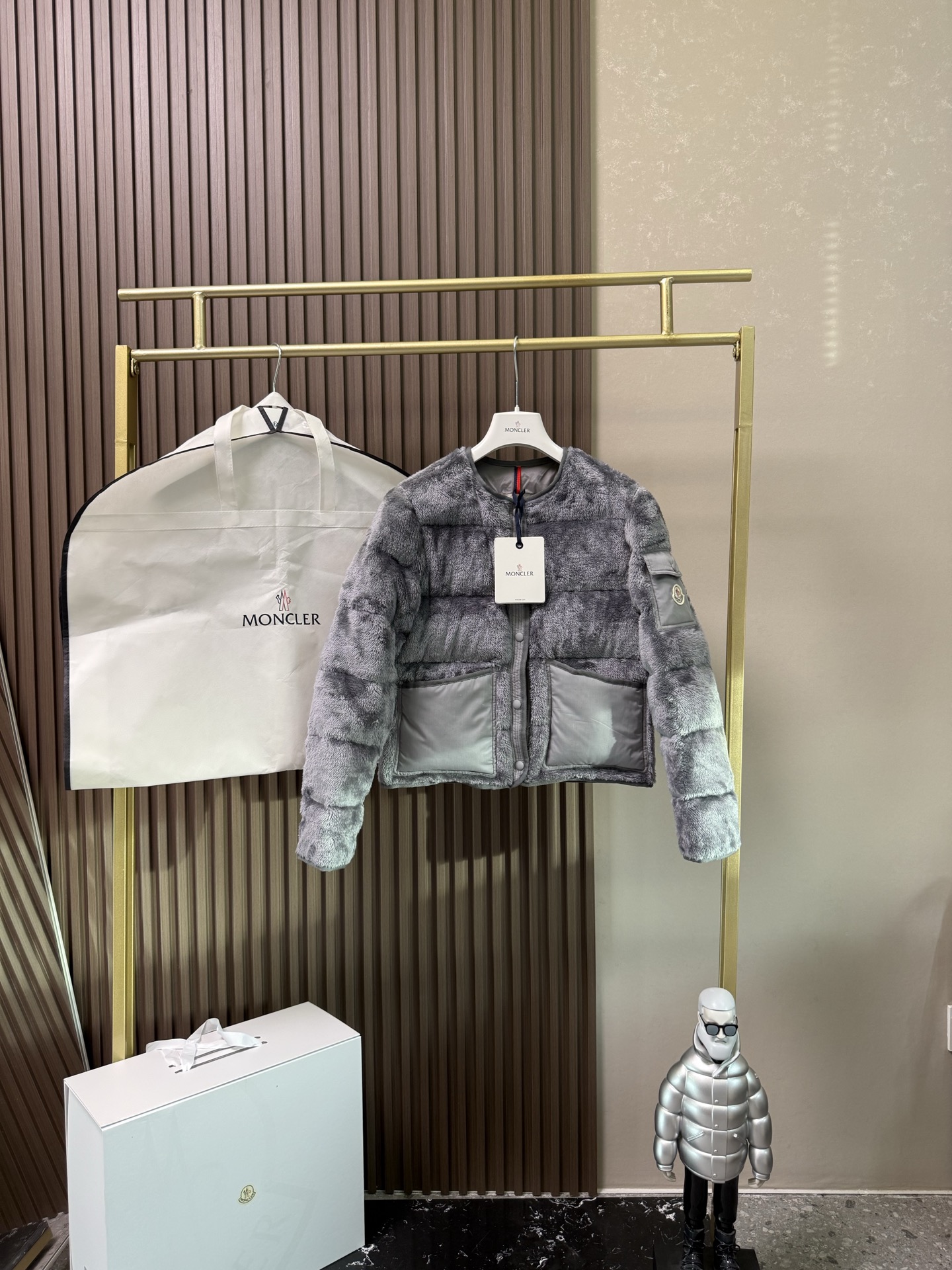 NO:562769,Comes with dust bag Floyrac Teddy Down Short Down Jacket Floyrac is a reinterpretation of the classic down jacket in soft teddy-style fabric. The short silhouette is finished with matte nylon details that contrast with the soft texture of the teddy shape. Patch pockets on the sleeves pay homage to the brand's essence. This insulated piece has a cropped silhouette that can be easily layered with elegant or casual pieces. Product Details: Made of polyester  Longuesaison lining Nylon trim and pocket padding Down snap-fastening patch pockets Snap-fastening sleeve pockets   0123,,jackets & coats,jackets & coats,down jacket,alexander wang19860909配防尘袋Floyrac泰迪绒短款羽绒夹克外套 Floyrac采用柔软泰迪绒造型面料制成,焕新演绎经典羽绒夹克.短款设计,饰有哑光尼龙细节,与泰迪绒造型的柔软质感形成对比效果.衣袖设有贴袋,致敬品牌精髓.这款保暖单品采用短款廓形,可轻松叠搭优雅或休闲单品. 产品细节: 采用聚酯纤维面料制成 Longuesaison衬里尼龙饰边和口袋填充羽绒按扣开合贴袋 衣袖口袋设有按扣面料:聚酯纤维;里料:锦纶;填充物细节:83聚酯纤维/17 聚乙烯纤维(乙纶);面料1:棉 填充物:鹅绒 绒子含量:90;装饰除外 颜色高级灰 粉色 米白色 码数 0123,,jackets & coats,jackets & coats,down jacket,alexander wang,Women's clothing