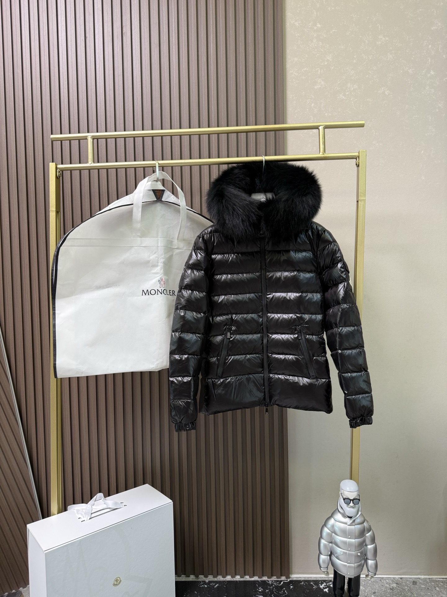 NO:563631,Comes with dust bag, classic Faye Wong fur collar style. Highest quality!  Women's short down jacket with mouth covering [upper body endorsed by Faye Wong!  Yuhuang/MONCLER [Produced by MONCLER] Star classic style, worn every year, never out of style, [Proud] is a thick style, high-quality 90 velvet, super warm, all fabrics are customized!  High-density matte nylon fabric is made of four layers, surface + high density to prevent problems such as lint leakage and velvet. There is no doubt about the quality and slim fit!  High velvet filling, excellent windproof and warm performance. It is definitely not a common imitation product in the market. Black, white ~ size 12345.,,Moncler,down jacket,alexander wang19860909配防尘袋经典王菲毛领款.最高品质！蒙口女款短款羽绒服【王菲上身代言！羽皇/MONCLER蒙口出品】明星经典款,年年穿 不过时,[得意]属于厚款 高品质90绒,保暖性超好,面料全部订制！高密度哑光尼龙面料四层做法 面+高密度防止漏绒钻绒等问题 ,品质无需置疑,版型修身！充绒量高,防风保暖性能极佳.绝非市场一般仿货 黑色,白色～12345码.,,Moncler,down jacket,alexander wang,Women's clothing