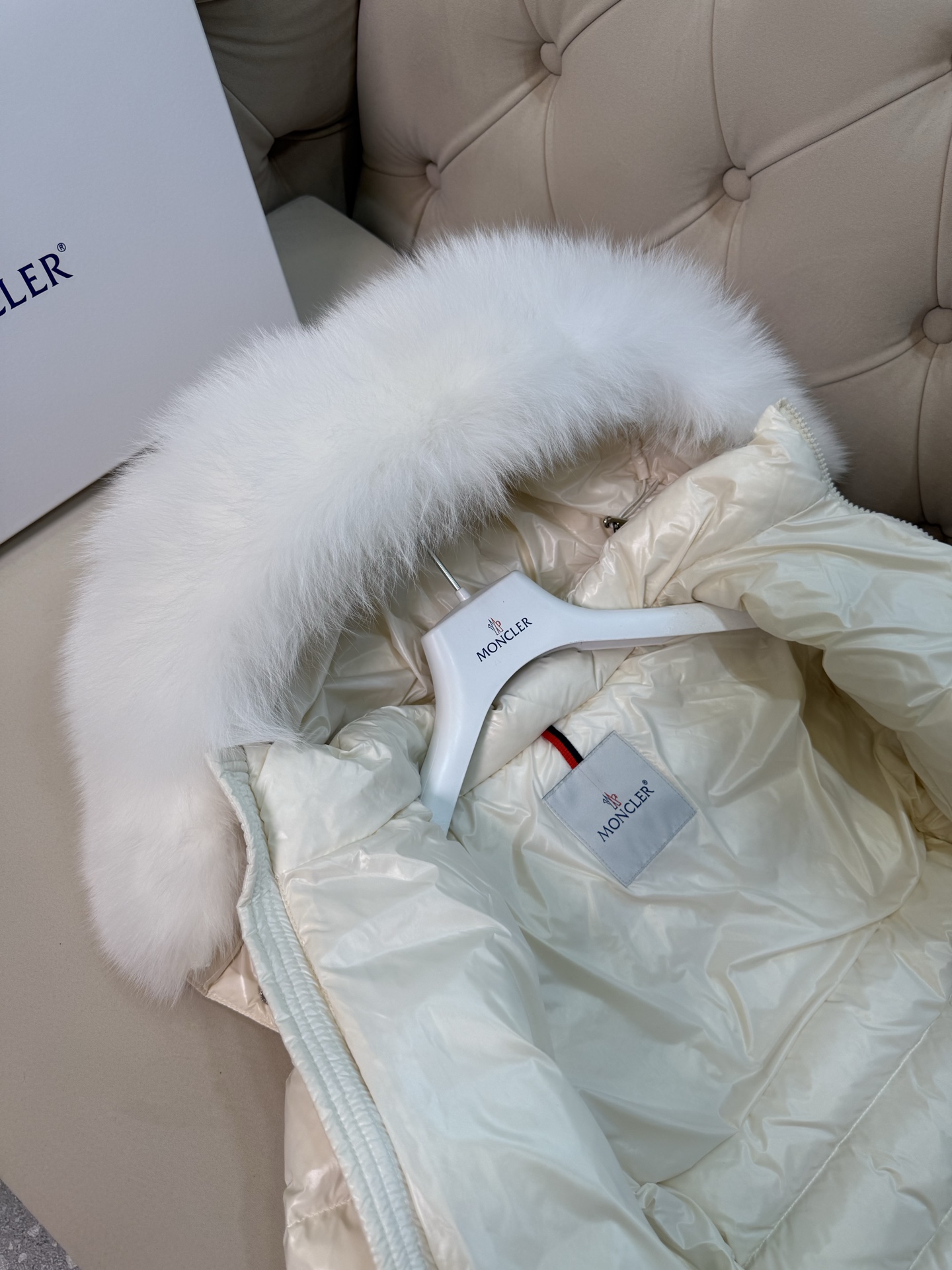 经典王菲毛领款。最高品质！蒙口女款短款羽绒服 【王菲上身代言！🇫🇷羽皇/MONCLER蒙口出品】明星经典