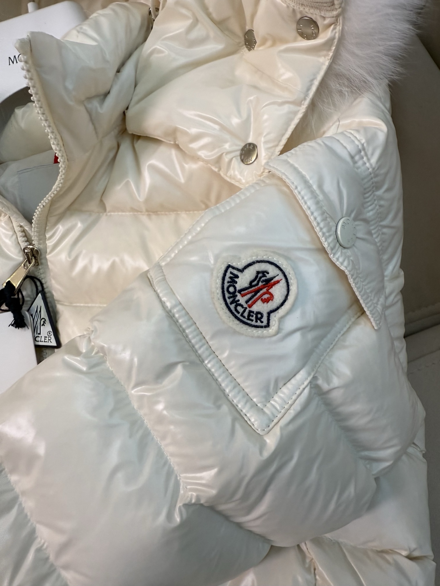 经典王菲毛领款。最高品质！蒙口女款短款羽绒服 【王菲上身代言！🇫🇷羽皇/MONCLER蒙口出品】明星经典