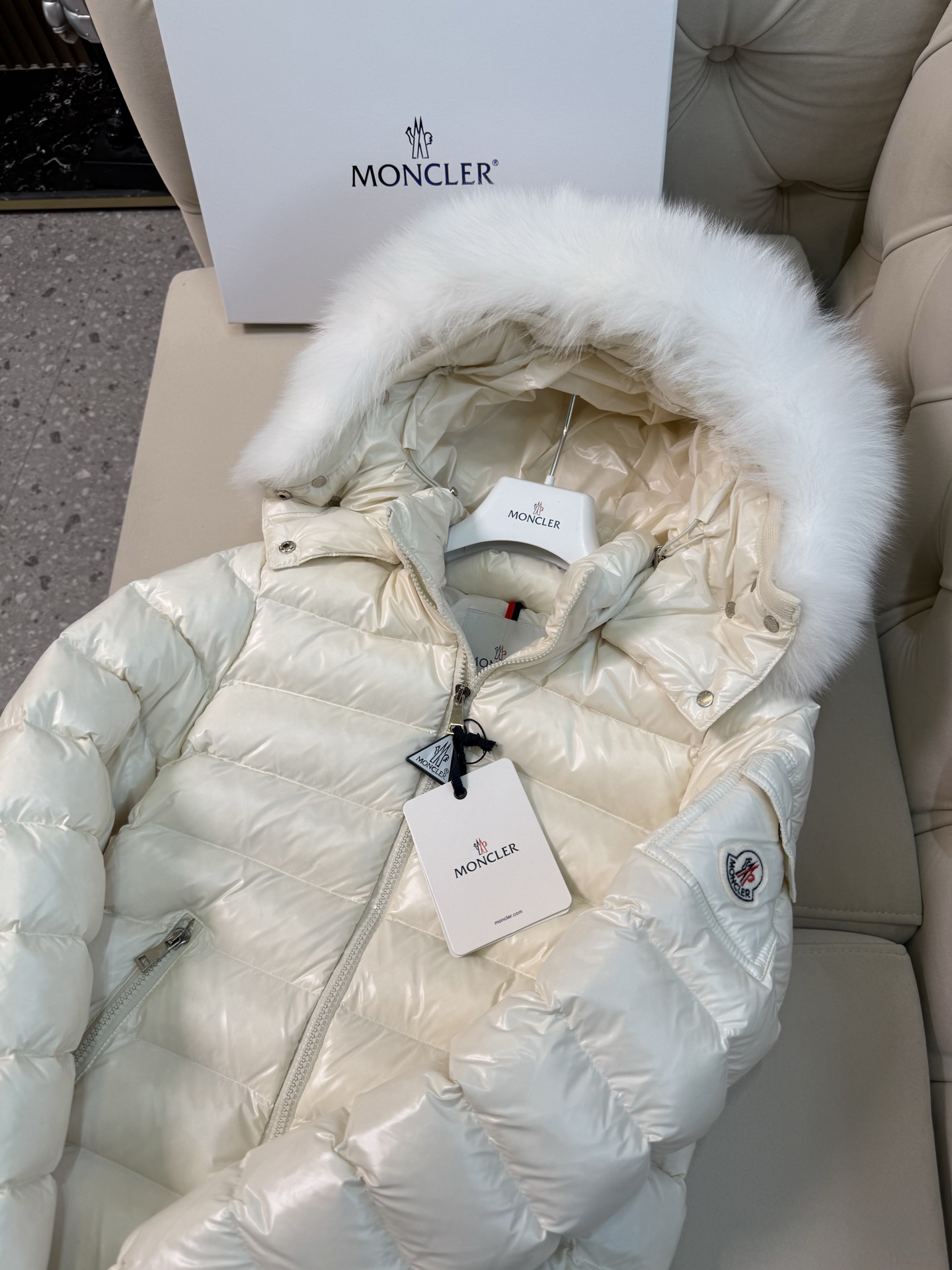 经典王菲毛领款。最高品质！蒙口女款短款羽绒服 【王菲上身代言！🇫🇷羽皇/MONCLER蒙口出品】明星经典