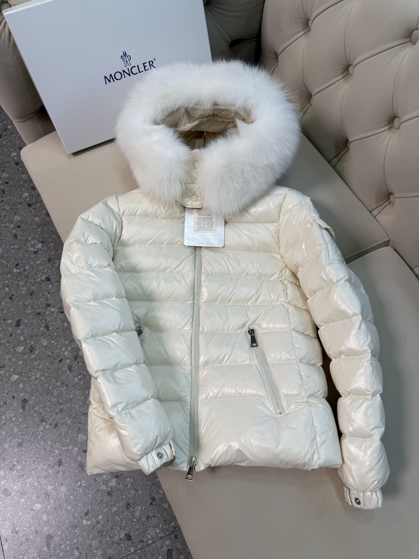 经典王菲毛领款。最高品质！蒙口女款短款羽绒服 【王菲上身代言！🇫🇷羽皇/MONCLER蒙口出品】明星经典