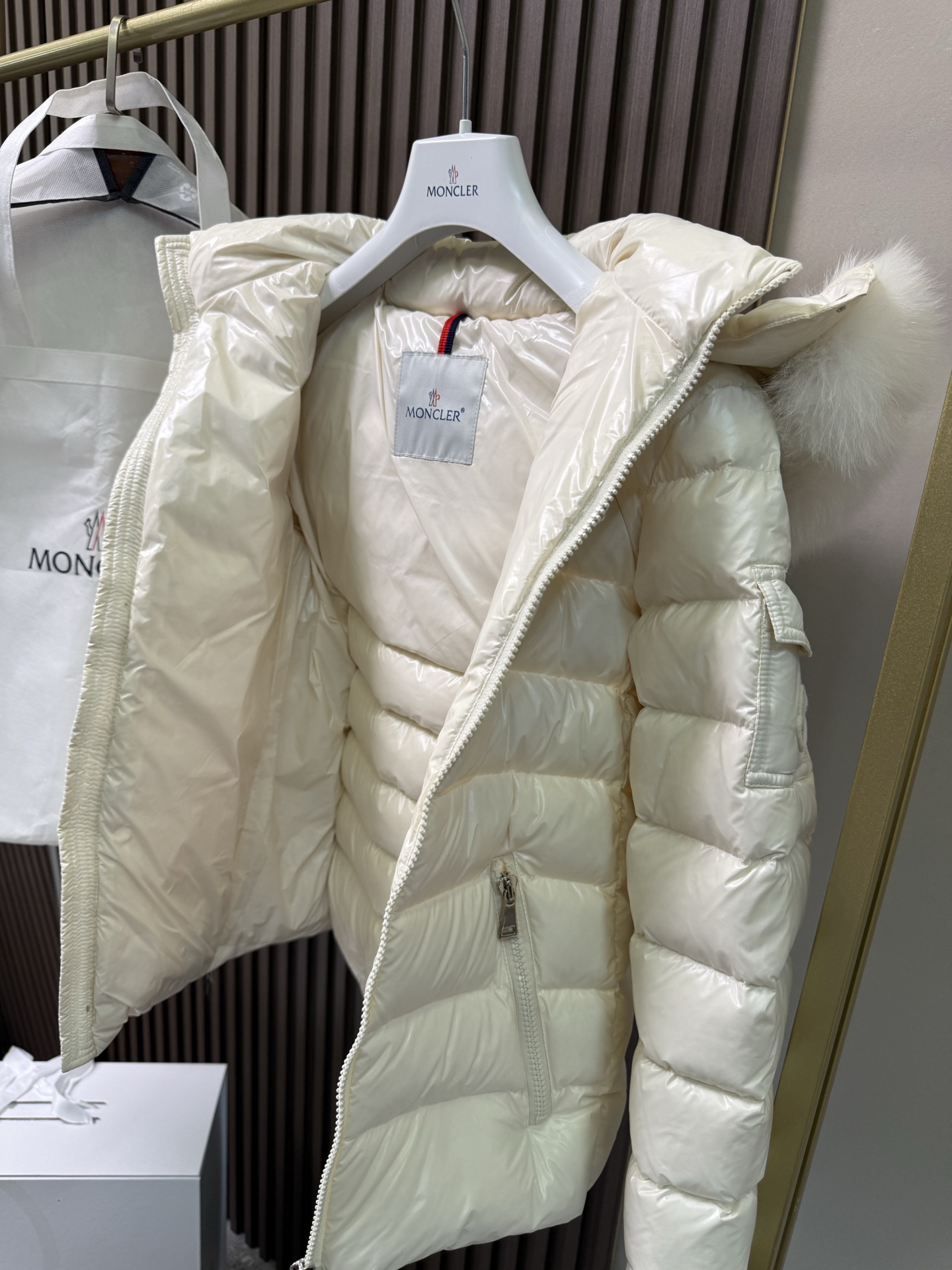 经典王菲毛领款。最高品质！蒙口女款短款羽绒服 【王菲上身代言！🇫🇷羽皇/MONCLER蒙口出品】明星经典