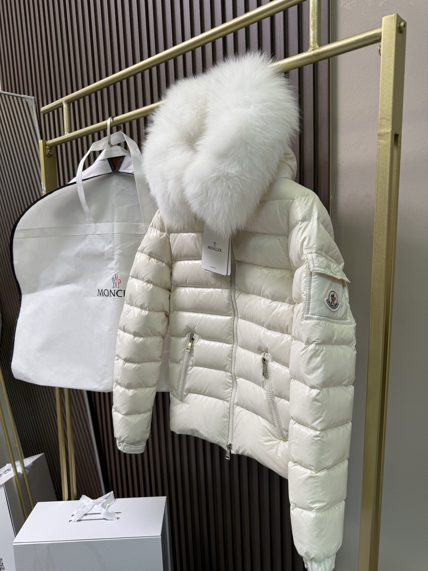 经典王菲毛领款。最高品质！蒙口女款短款羽绒服 【王菲上身代言！🇫🇷羽皇/MONCLER蒙口出品】明星经典