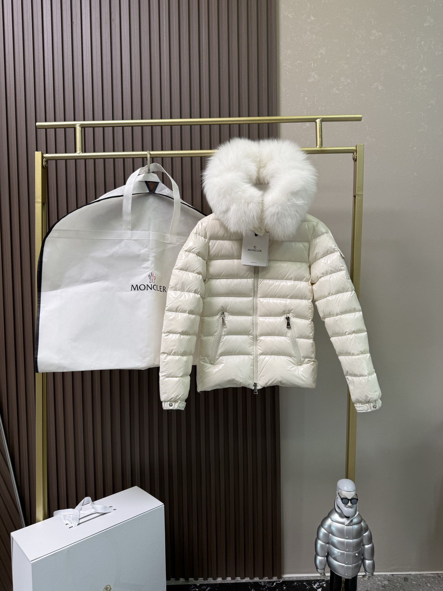NO:563678,Comes with dust bag, classic Faye Wong fur collar style. Highest quality!  Women's short down jacket with mouth covering [upper body endorsed by Faye Wong!  Yuhuang/MONCLER [Produced by MONCLER] Star classic style, worn every year, never out of style, [Proud] is a thick style, high-quality 90 velvet, super warm, all fabrics are customized!  High-density matte nylon fabric is made of four layers, surface + high density to prevent problems such as lint leakage and velvet. There is no doubt about the quality and slim fit!  High velvet filling, excellent windproof and warm performance. It is definitely not a common imitation product in the market. Black, white ~ size 12345.,,Moncler,down jacket,alexander wang19860909配防尘袋经典王菲毛领款.最高品质！蒙口女款短款羽绒服【王菲上身代言！羽皇/MONCLER蒙口出品】明星经典款,年年穿 不过时,[得意]属于厚款 高品质90绒,保暖性超好,面料全部订制！高密度哑光尼龙面料四层做法 面+高密度防止漏绒钻绒等问题 ,品质无需置疑,版型修身！充绒量高,防风保暖性能极佳.绝非市场一般仿货 黑色,白色～12345码.,,Moncler,down jacket,alexander wang,Women's clothing