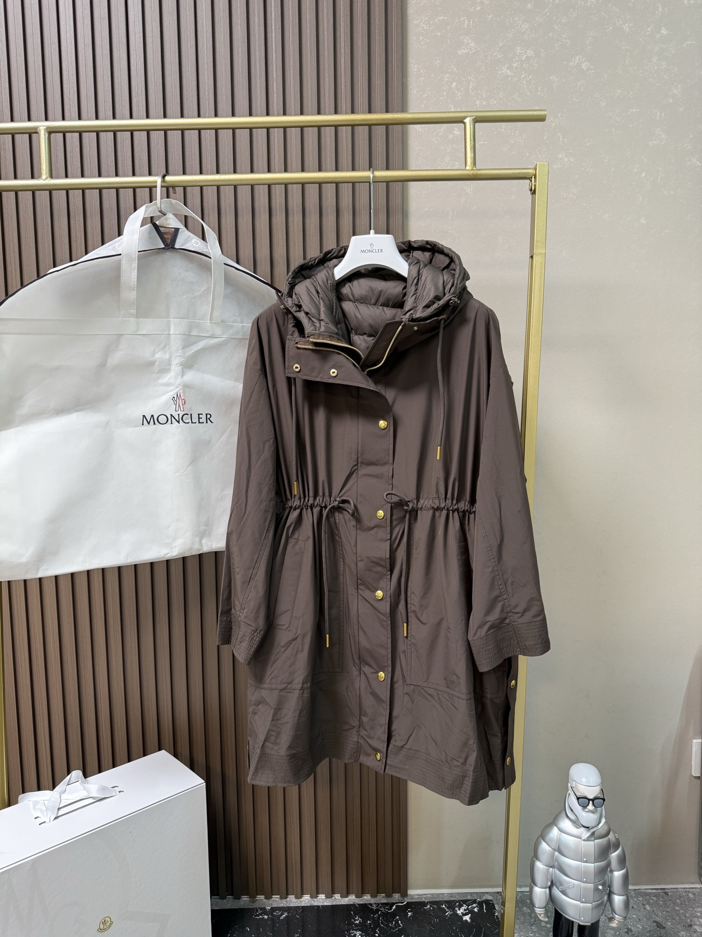 NO:564986,With dust bag Moncler Meng Mouth 25 Autumn and Winter Sainbel 2-in-1 medium-length down jacket for women. Goose down lining, can be worn alone as a vest or windbreaker. It can also be worn as a down windbreaker for travel. It can truly be worn three times in one. Color green, black, size 0-1-2,,saint laurent,Moncler,down jacket,alexander wang19860909配防尘袋Moncler蒙口25秋冬 Sainbel二合一中长款羽绒服女 鹅绒内胆,可当马甲单穿,风衣单穿 也可当成羽绒风衣一体出行 真正做到一衣三穿 颜色绿色,黑色 尺寸0-1-2,,saint laurent,Moncler,down jacket,alexander wang,Women's clothing