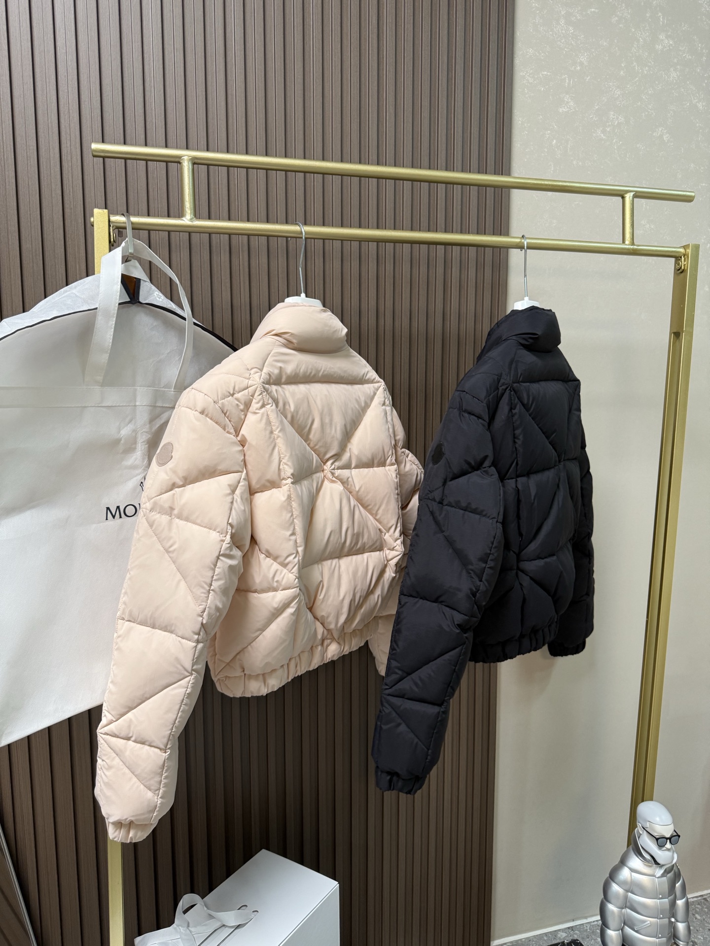 Moncler Anafi菱形绗缝短款羽绒夹克外套Anafi羽绒夹克饰有大尺寸的经典菱形绗缝，营造出立体