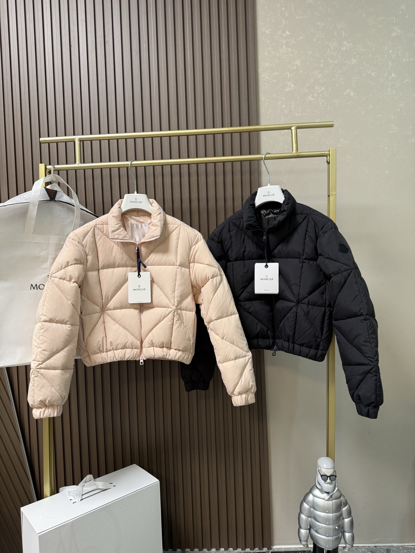 Moncler Anafi菱形绗缝短款羽绒夹克外套Anafi羽绒夹克饰有大尺寸的经典菱形绗缝，营造出立体
