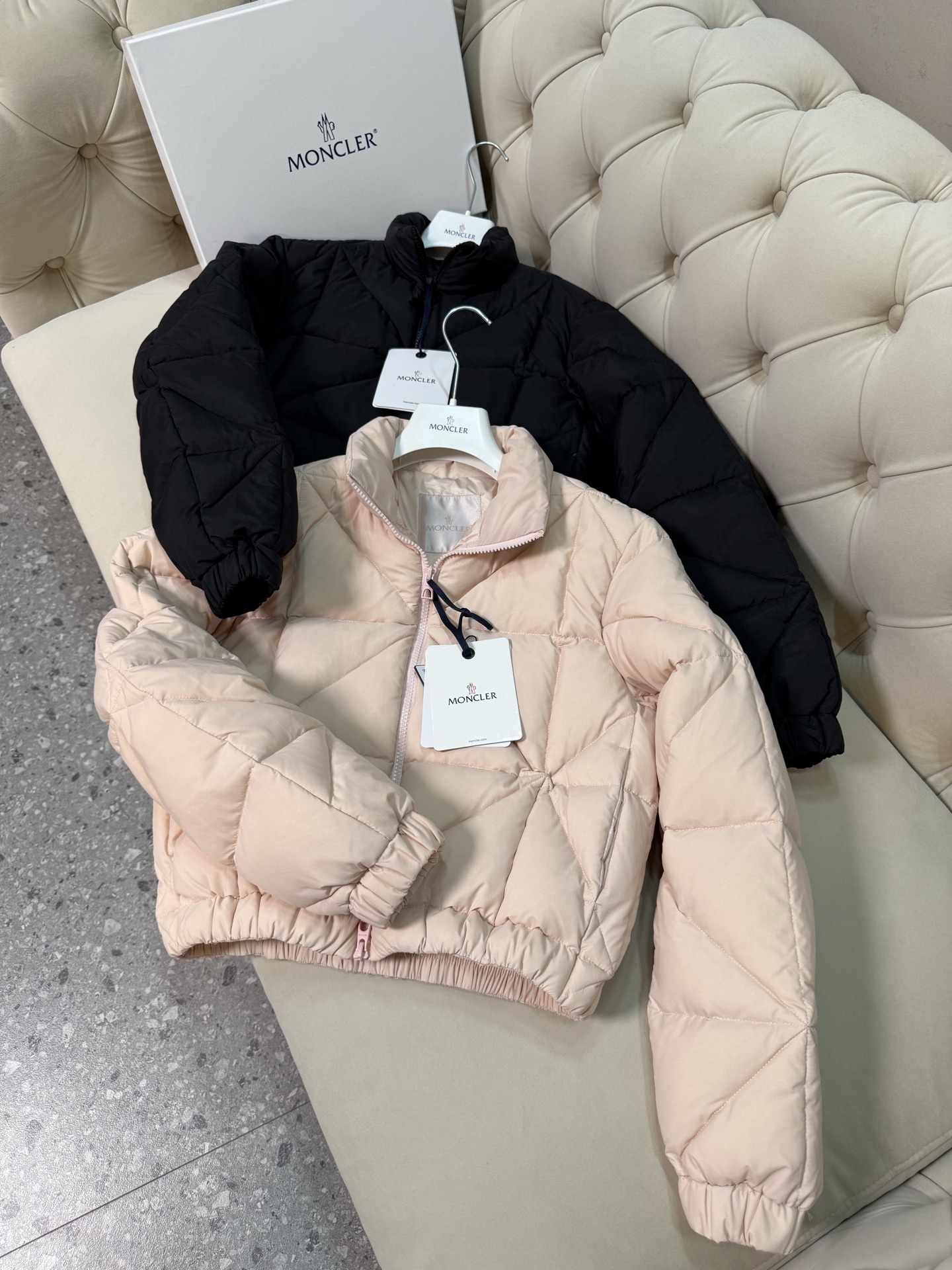 Moncler Anafi菱形绗缝短款羽绒夹克外套Anafi羽绒夹克饰有大尺寸的经典菱形绗缝，营造出立体