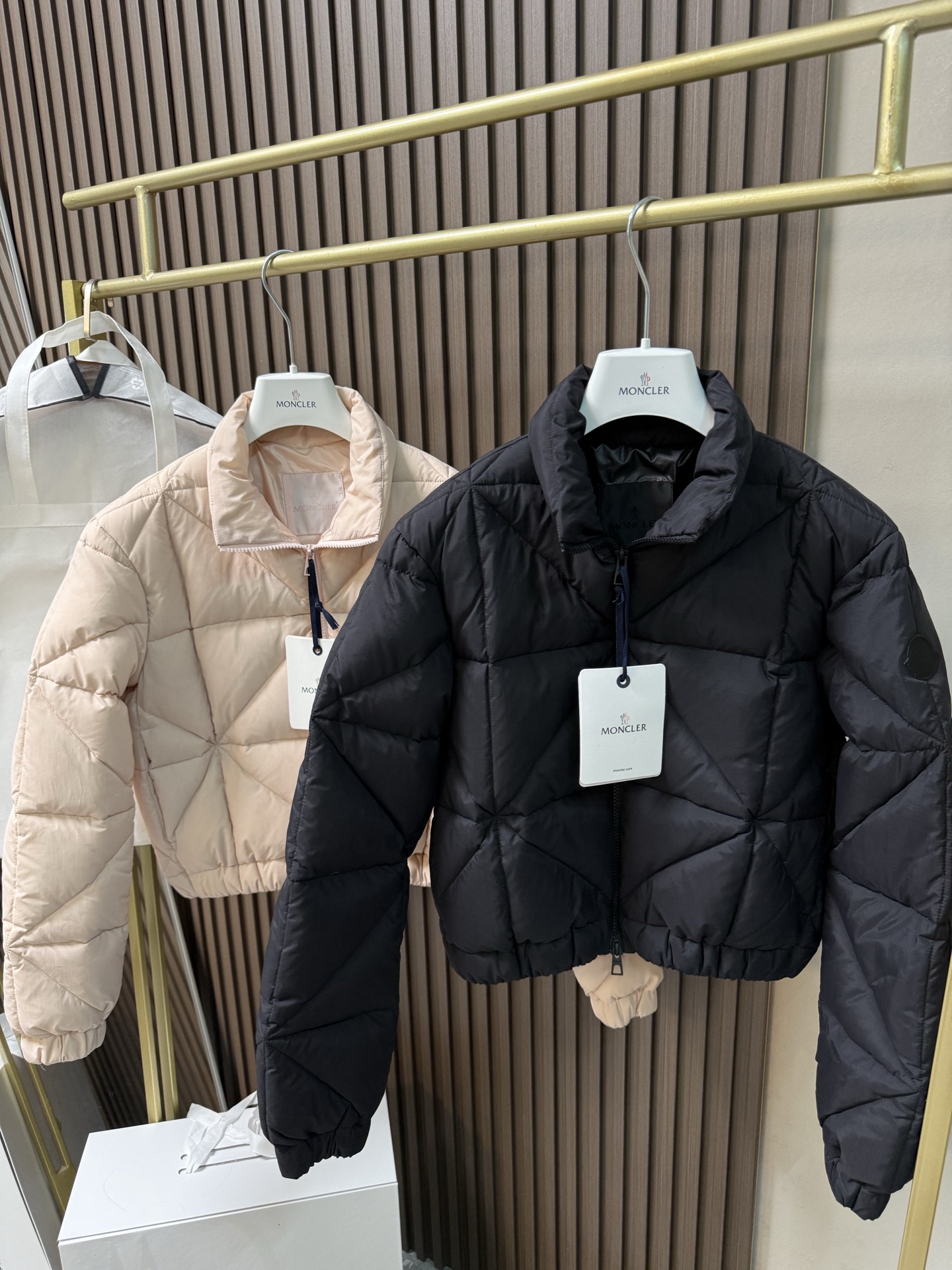 Moncler Anafi菱形绗缝短款羽绒夹克外套Anafi羽绒夹克饰有大尺寸的经典菱形绗缝，营造出立体