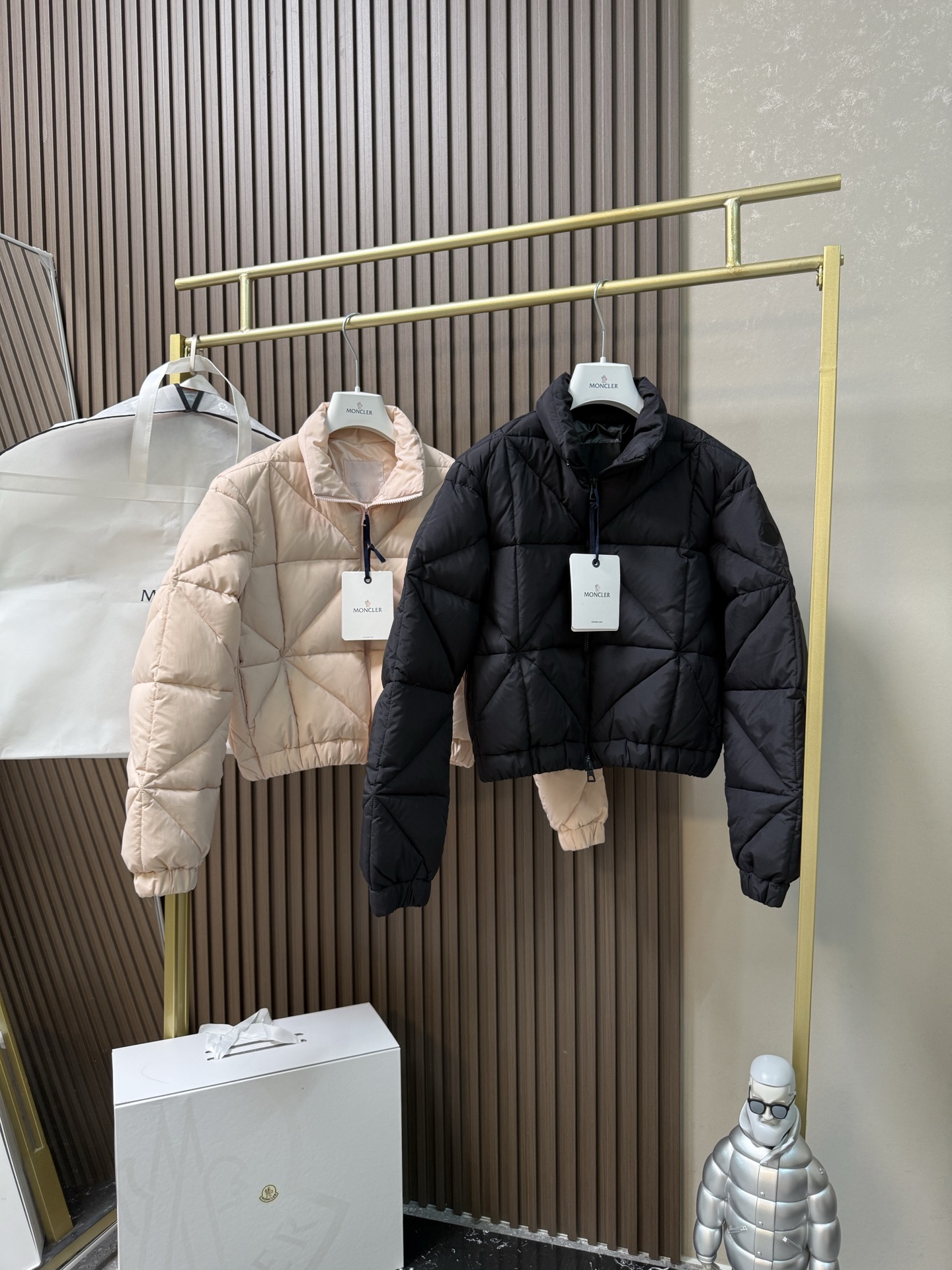 Moncler Anafi菱形绗缝短款羽绒夹克外套Anafi羽绒夹克饰有大尺寸的经典菱形绗缝，营造出立体