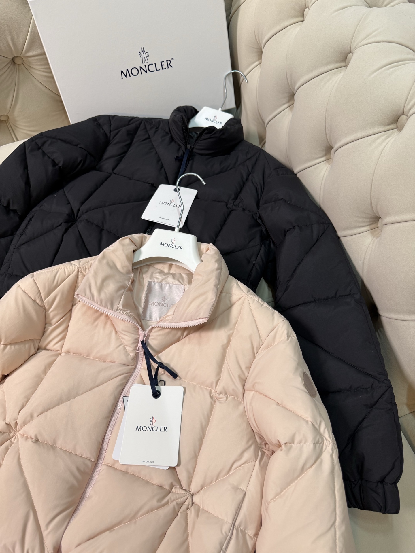 Moncler Anafi菱形绗缝短款羽绒夹克外套Anafi羽绒夹克饰有大尺寸的经典菱形绗缝，营造出立体