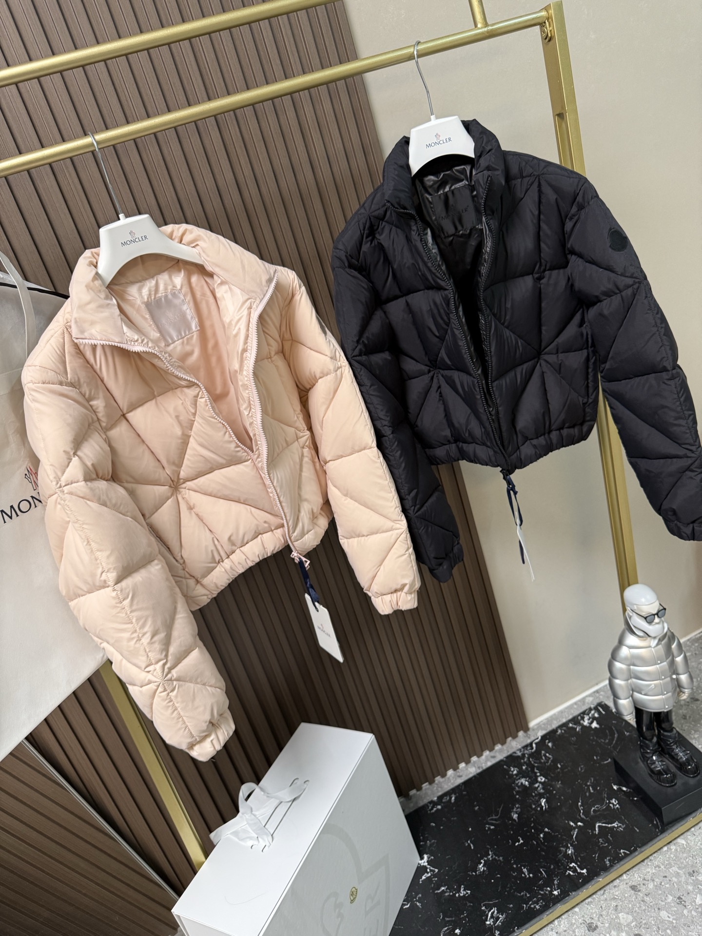 Moncler Anafi菱形绗缝短款羽绒夹克外套Anafi羽绒夹克饰有大尺寸的经典菱形绗缝，营造出立体