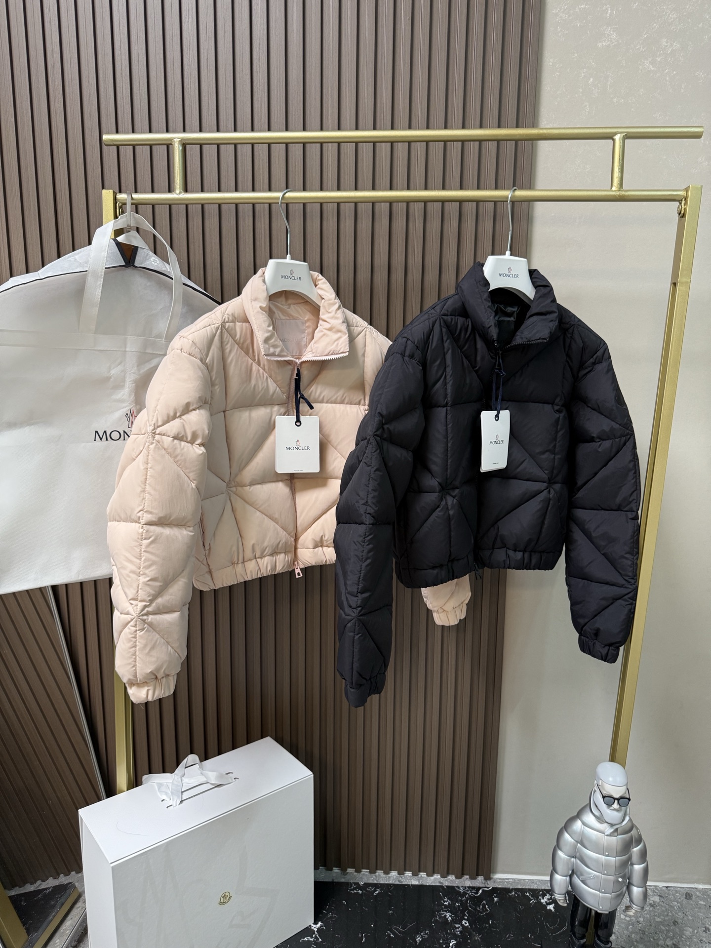 Moncler Anafi菱形绗缝短款羽绒夹克外套Anafi羽绒夹克饰有大尺寸的经典菱形绗缝，营造出立体