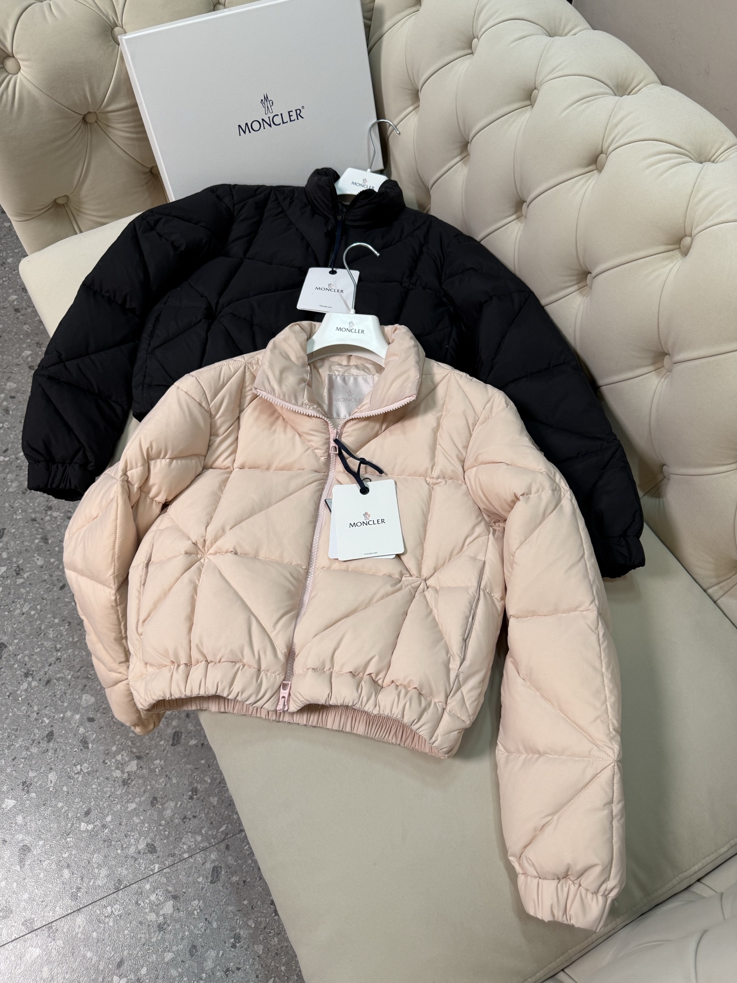 Moncler Anafi菱形绗缝短款羽绒夹克外套Anafi羽绒夹克饰有大尺寸的经典菱形绗缝，营造出立体