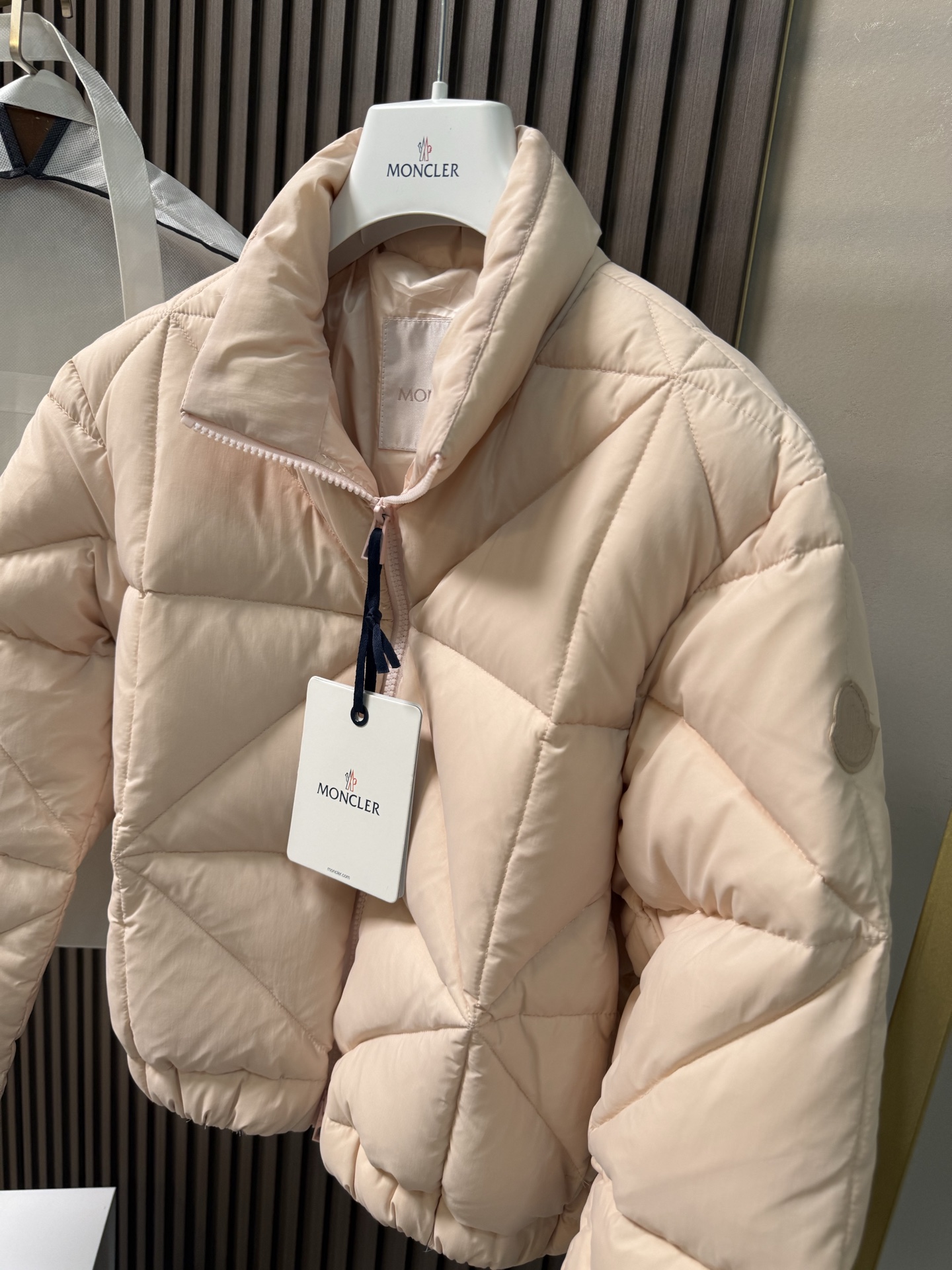 Moncler Anafi菱形绗缝短款羽绒夹克外套Anafi羽绒夹克饰有大尺寸的经典菱形绗缝，营造出立体
