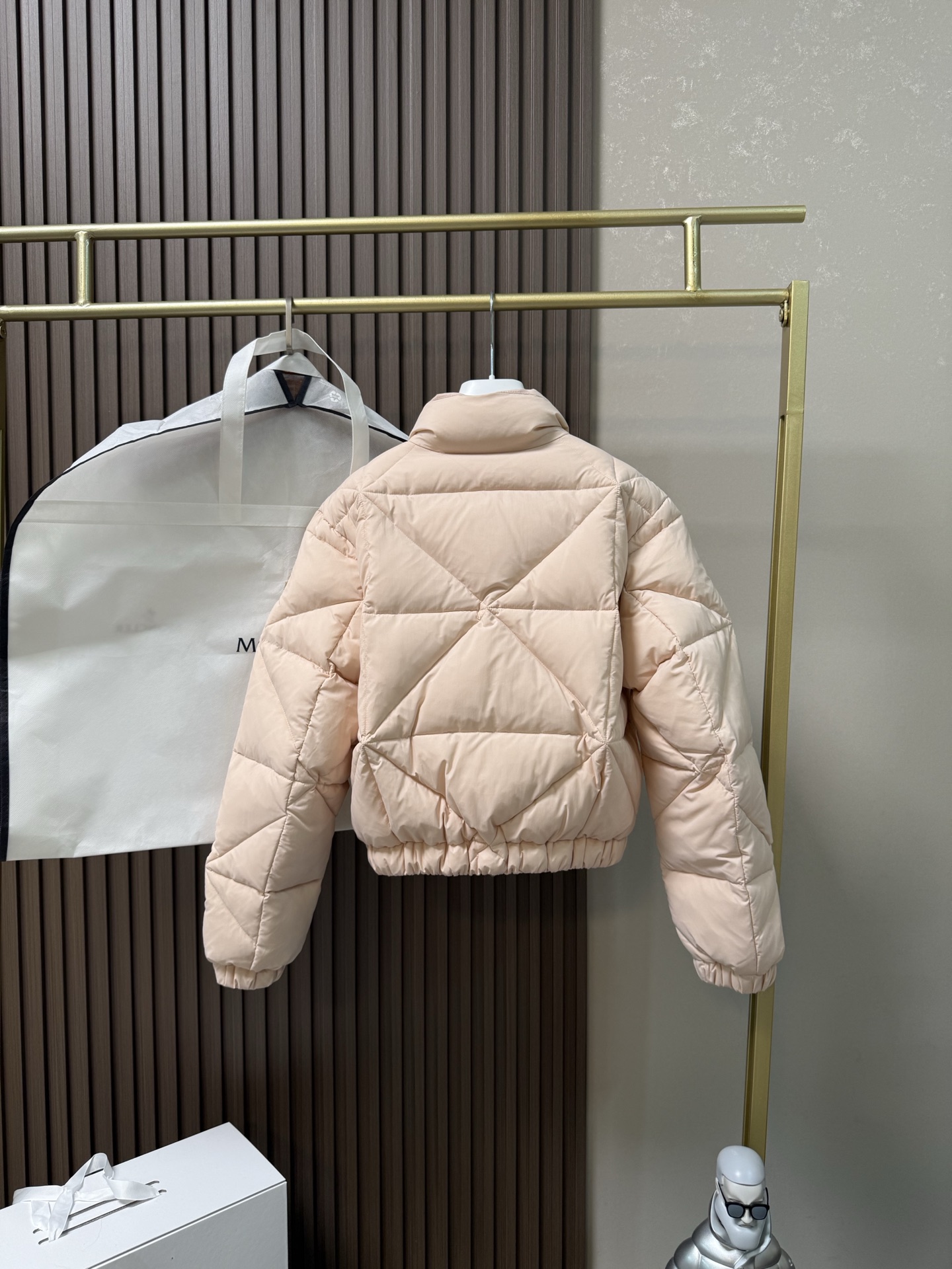 Moncler Anafi菱形绗缝短款羽绒夹克外套Anafi羽绒夹克饰有大尺寸的经典菱形绗缝，营造出立体