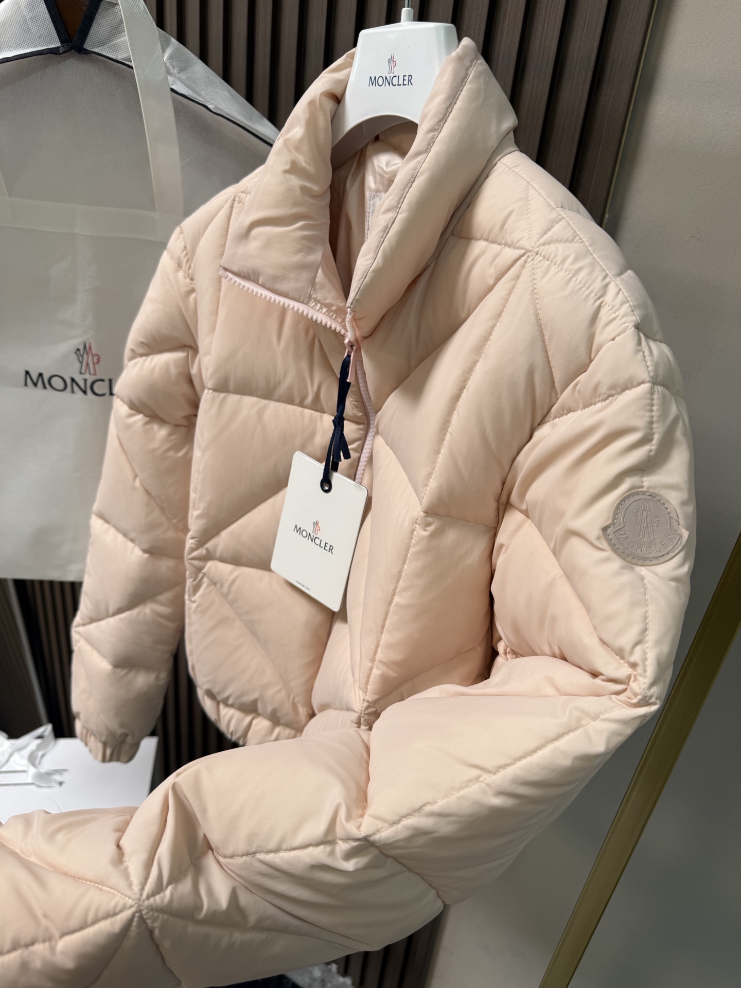 Moncler Anafi菱形绗缝短款羽绒夹克外套Anafi羽绒夹克饰有大尺寸的经典菱形绗缝，营造出立体