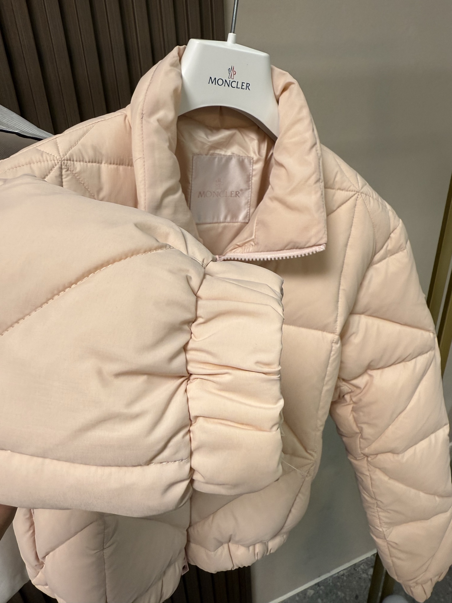 Moncler Anafi菱形绗缝短款羽绒夹克外套Anafi羽绒夹克饰有大尺寸的经典菱形绗缝，营造出立体