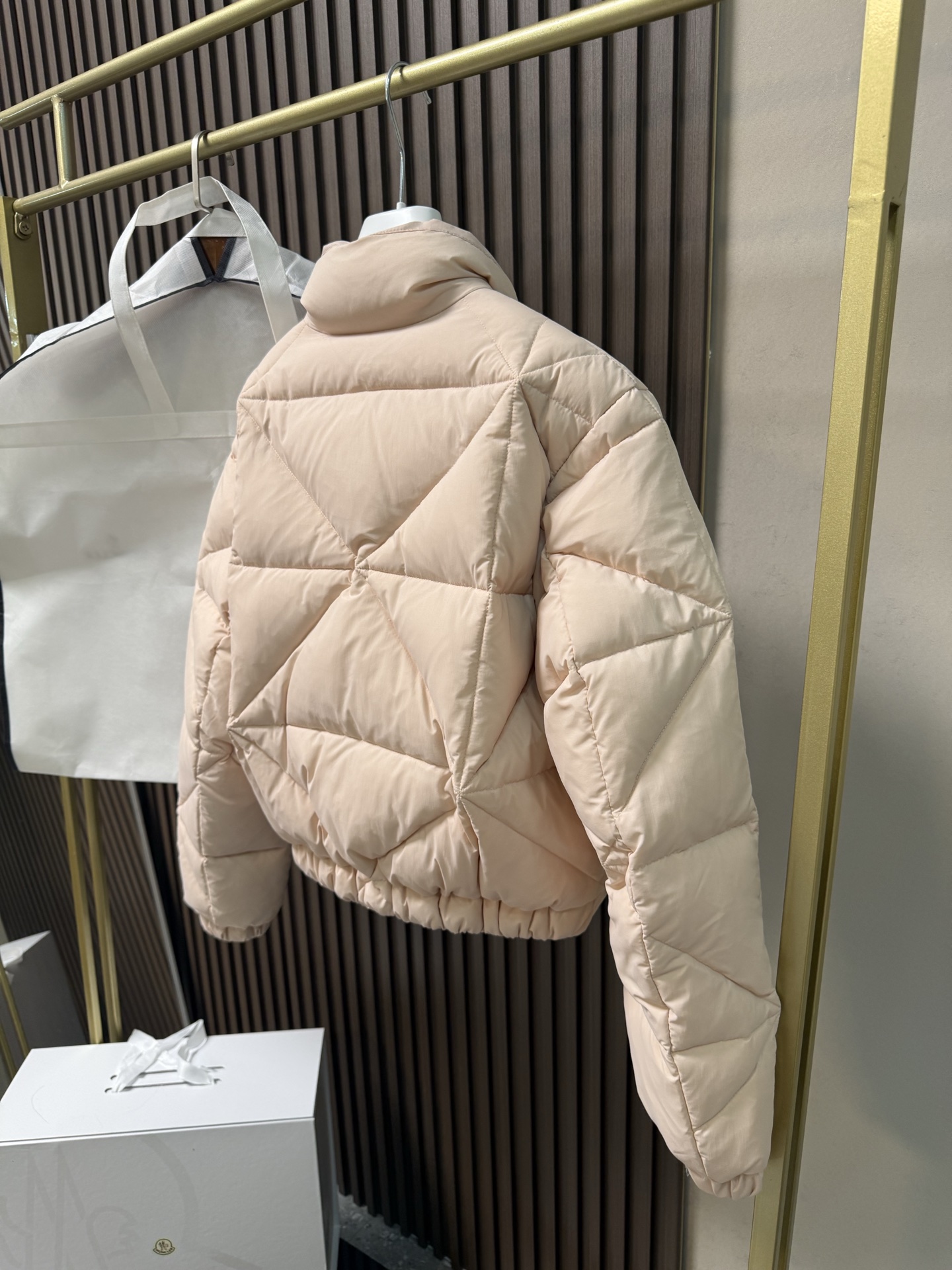Moncler Anafi菱形绗缝短款羽绒夹克外套Anafi羽绒夹克饰有大尺寸的经典菱形绗缝，营造出立体