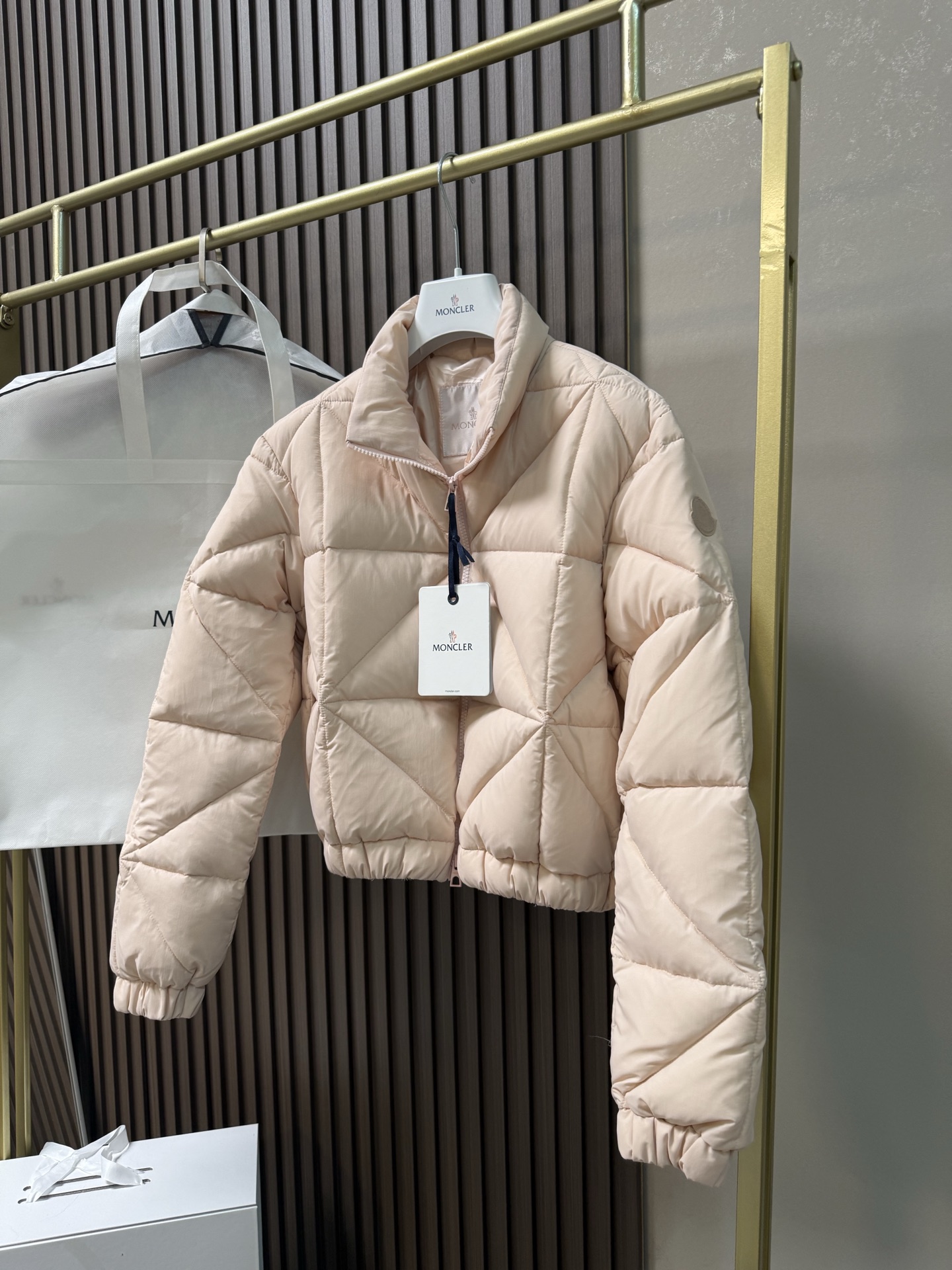 Moncler Anafi菱形绗缝短款羽绒夹克外套Anafi羽绒夹克饰有大尺寸的经典菱形绗缝，营造出立体