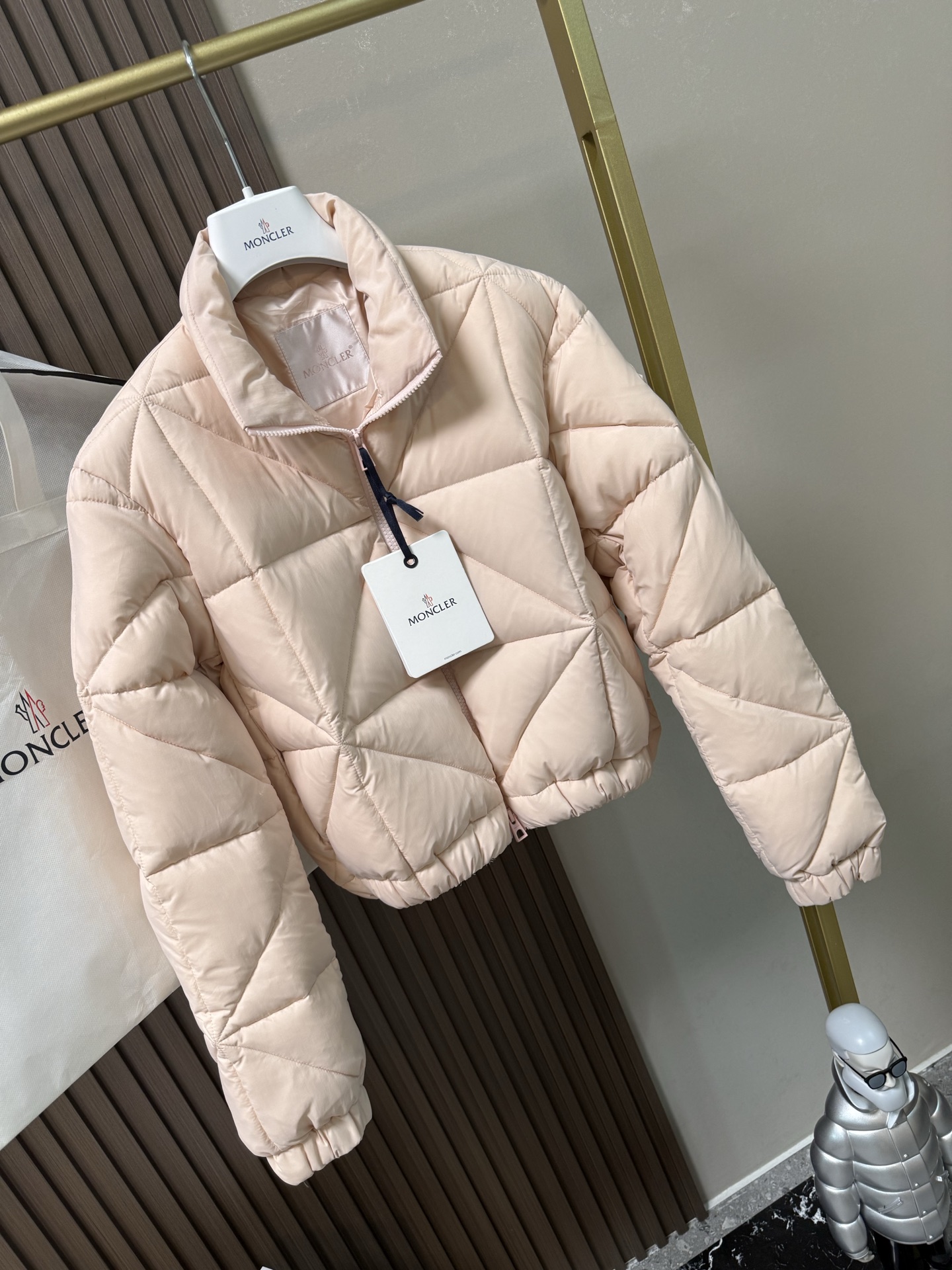 Moncler Anafi菱形绗缝短款羽绒夹克外套Anafi羽绒夹克饰有大尺寸的经典菱形绗缝，营造出立体