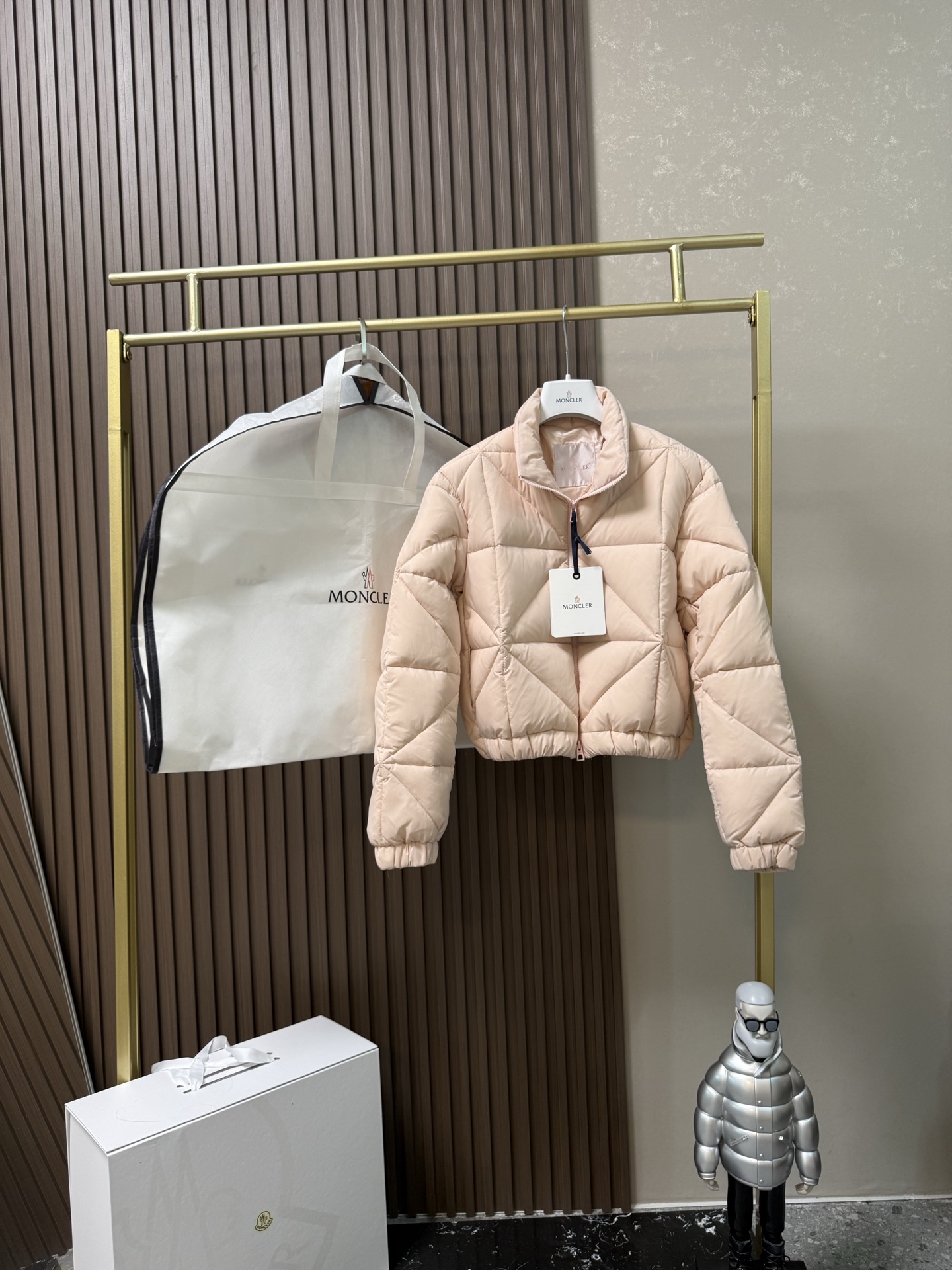 Moncler Anafi菱形绗缝短款羽绒夹克外套Anafi羽绒夹克饰有大尺寸的经典菱形绗缝，营造出立体