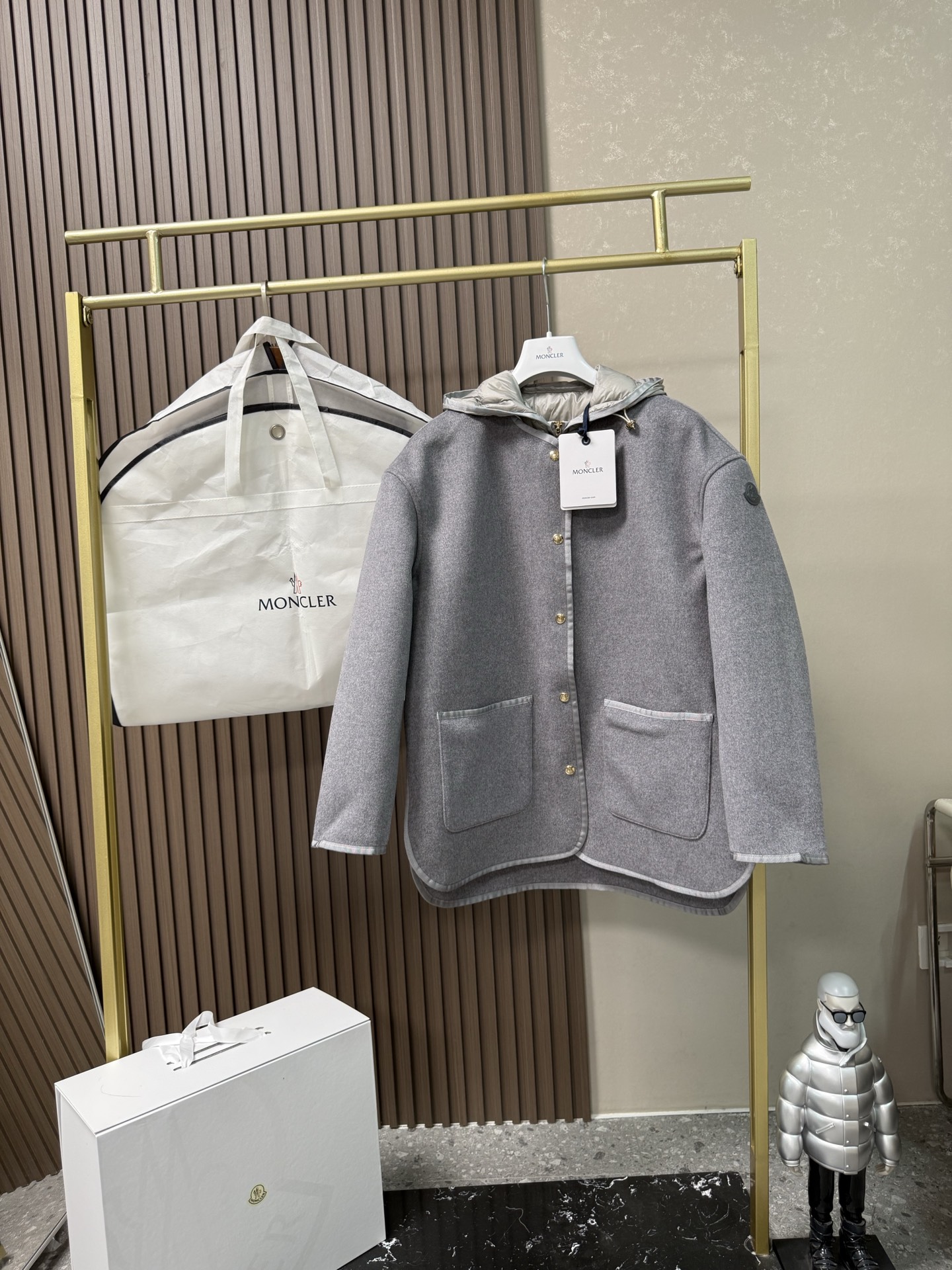 NO:564970,Comes with dust bag Reposse 3-in-1 Wool and Cashmere Cropped Down Jacket Outerwear The Reposse Down Jacket combines glam style with functionality. Made from wool and cashmere, this insulated piece features a fully removable functional nylon down vest. Depending on the temperature, both layers can be worn together or separately, making it perfect for all seasons. Made from a wool and cashmere blend with grosgrain trim  Removable down-filled longuesaison-lined vest hood with loungesaison-lined zipper and snap-button closure zipper patch pockets Leather logo patch Part A: Fabric: 90 wool/10 cashmere; excluding trim; Part B: Fabric: Nylon; Lining: Nylon; Hood lining: Nylon; Filling: Goose Down Down content: 90; excluding trim Color Black Premium Gray   Code number 012,,jackets & coats,jackets & coats,down jacket,hats,alexander wang19860909配防尘袋Reposse三合一羊毛和羊绒短款羽绒夹克外套 Reposse羽绒夹克兼具华丽风格与实用功能.这款保暖单品采用羊毛和羊绒制成,设有可完全拆卸的功能性尼龙羽绒马甲.根据气温变化,两层衣服可同时或单独穿着,四季皆宜.采用羊毛和羊绒混纺面料制成罗缎饰边 可拆卸羽绒填充longuesaison内衬马甲兜帽配有loungesaison衬里拉链和按扣开合拉链口袋贴袋 皮革标识贴片A部分:面料:90羊毛/10山羊绒;装饰除外;;B部分:面料: 锦纶;里料:锦纶;兜帽里料:锦纶;填充物:鹅绒 绒子含量:90;装饰除外 颜色 黑色 高级灰 码数012,,jackets & coats,jackets & coats,down jacket,hats,alexander wang,Women's clothing