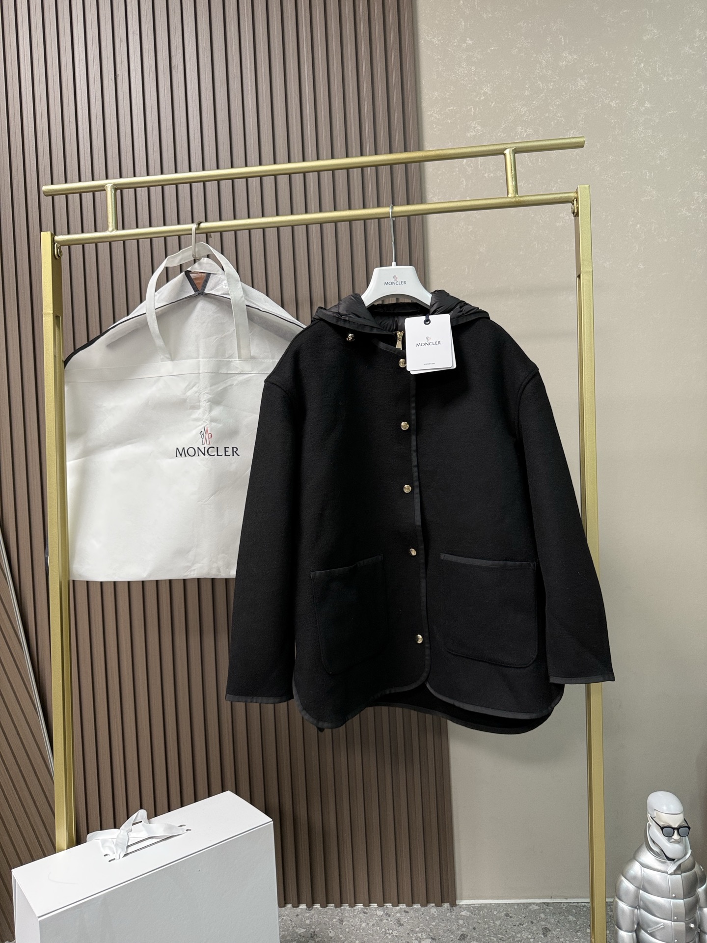 NO:564977,Comes with dust bag Reposse 3-in-1 Wool and Cashmere Cropped Down Jacket Outerwear The Reposse Down Jacket combines glam style with functionality. Made from wool and cashmere, this insulated piece features a fully removable functional nylon down vest. Depending on the temperature, both layers can be worn together or separately, making it perfect for all seasons. Made from a wool and cashmere blend with grosgrain trim  Removable down-filled longuesaison-lined vest hood with loungesaison-lined zipper and snap-button closure zipper patch pockets Leather logo patch Part A: Fabric: 90 wool/10 cashmere; excluding trim; Part B: Fabric: Nylon; Lining: Nylon; Hood lining: Nylon; Filling: Goose Down Down content: 90; excluding trim Color Black Premium Gray   Code number 012,,jackets & coats,jackets & coats,down jacket,hats,alexander wang19860909配防尘袋Reposse三合一羊毛和羊绒短款羽绒夹克外套 Reposse羽绒夹克兼具华丽风格与实用功能.这款保暖单品采用羊毛和羊绒制成,设有可完全拆卸的功能性尼龙羽绒马甲.根据气温变化,两层衣服可同时或单独穿着,四季皆宜.采用羊毛和羊绒混纺面料制成罗缎饰边 可拆卸羽绒填充longuesaison内衬马甲兜帽配有loungesaison衬里拉链和按扣开合拉链口袋贴袋 皮革标识贴片A部分:面料:90羊毛/10山羊绒;装饰除外;;B部分:面料: 锦纶;里料:锦纶;兜帽里料:锦纶;填充物:鹅绒 绒子含量:90;装饰除外 颜色 黑色 高级灰 码数012,,jackets & coats,jackets & coats,down jacket,hats,alexander wang,Women's clothing