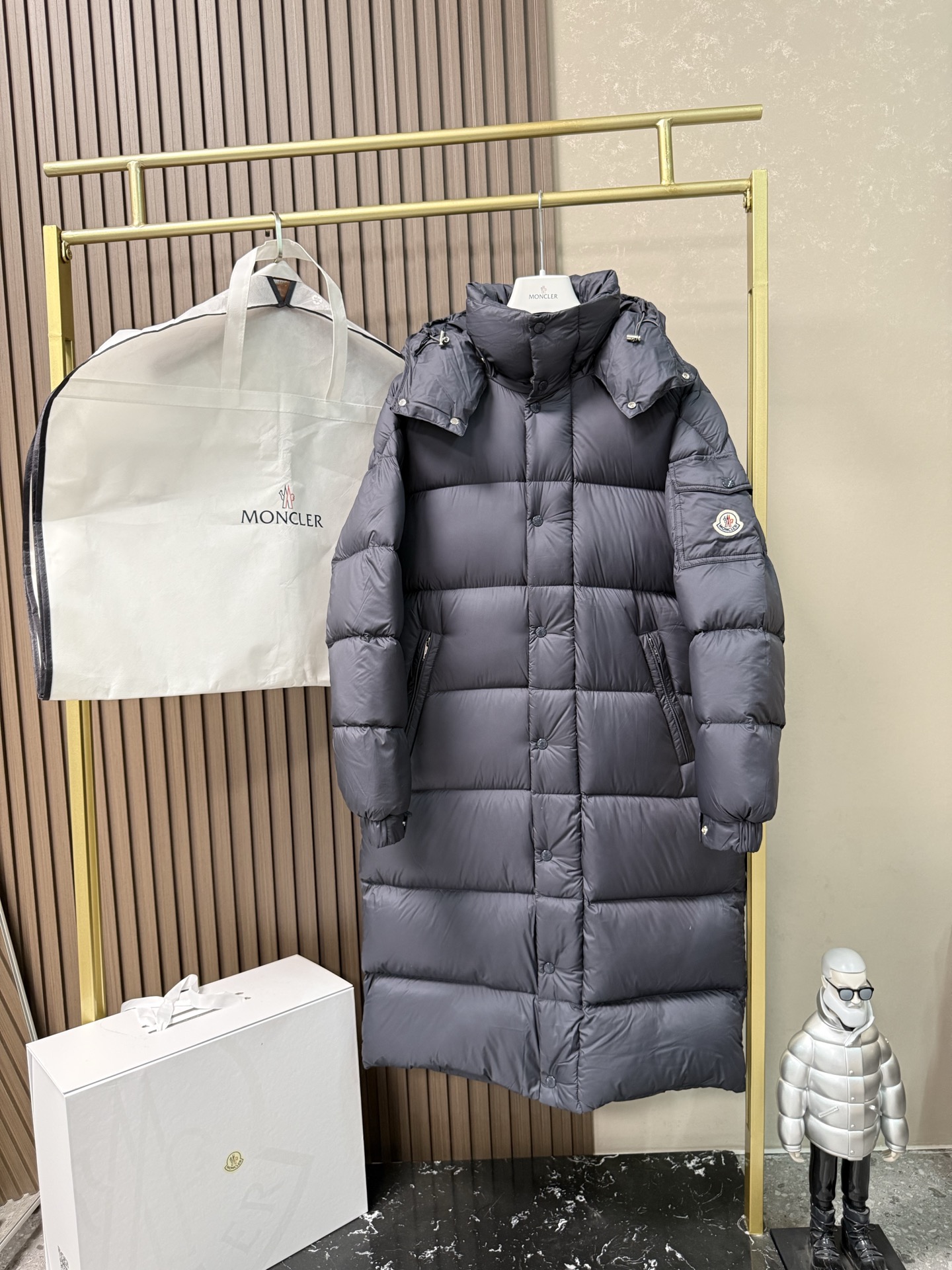 NO:576619,Comes with dust bag｜Moncler Mouth covered Hanovcrtan matte long Maya/long down jacket Color gray·black Size: 1 yard, 2 yards, 3 yards, 4 yards, 5 yards Description This long parka down is made of longue Made of Saion fabric, the garment is full of functional details to ensure warmth and protection. It is equipped with a detachable hood, zipper pockets, adjustable cuffs and snap-button zipper flap placket. The sleeves are embellished with trademarks. It adds a unique touch to the overall shape and significantly improves the protective performance. Material process analysis 1 Original Nfc induction anti-counterfeiting chip 2 National standard 95 pure white duck down, exclusive use of top-grade down on the market, never fake goose down, etc. A series of misunderstandings 3 Fabric: nylon; Lining material: nylon, one of the best on the market, everything is customized according to the original version. 4. The electroplated hardware produced by the original processing factory is all original factory customization, and is not a replica of the market. 5. It is produced by a factory of the same manufacturer as Mani. It has always been unambiguous in terms of quality. Everyone knows the craftsmanship, QA and QC quality inspection of the workers when shipping from large factories. It is not comparable to small factories in the market. Don't brag about it. There is almost no one that can do better than us! Make an original product with care, so that every customer has the confidence to introduce to his customers that this is the top replica version in China. A good product does not need too many soft articles to set it off, only junk products will brag about the original ZP and use thousands of words to impress consumers! ,,Moncler,Moncler,down jacket,hats,alexander wang19860909配防尘袋｜盟可睐 蒙口 Hanovcrtan雾面长玛雅/长款羽绒服 颜色灰色·黑色 尺码: 1码,2码,3码,4码,5码 描述 该款长款派克羽绒采用 longue Saion面料制成,服装满载功能性细节,确保温暖呵护.设有可拆卸风帽、拉链口袋、可调节袖口以及按扣拉链翻盖门襟.衣袖点缀商标.为整体造型增添一抹独特气息的同时防护性能显著提升. 材料工艺解析 1原版Nfc感应式防伪芯片 2国标95纯白鸭绒,市面独家使用顶级羽绒,绝不吹虚鹅绒等一系列的错误理解 3 面料: 锦纶; 里料: 锦纶 ,市面最顶级没有之一,一切遵照原版定制. 4原代加工厂出品电镀五金,全部原厂定制,非市场各类复刻版 5某玛尼同代工厂出品,在品质方面一直是不去含糊,大厂出货大家都懂工人的工艺、QA与Qc品检 不是市面小厂可比的. 蒙口羽绒服,不吹嘘,目前能比我们做的更好的几乎没有！ 用心做一件原版产品,让每一位客户有底气去给他的客户介绍说这个是国内最顶级复刻版本. 好的产品不需要过多软文去衬托, 只有垃圾产品才会吹嘘原单ZP 用洒洒洋洋几千字来打动消费者！,,Moncler,Moncler,down jacket,hats,alexander wang,Women's clothing