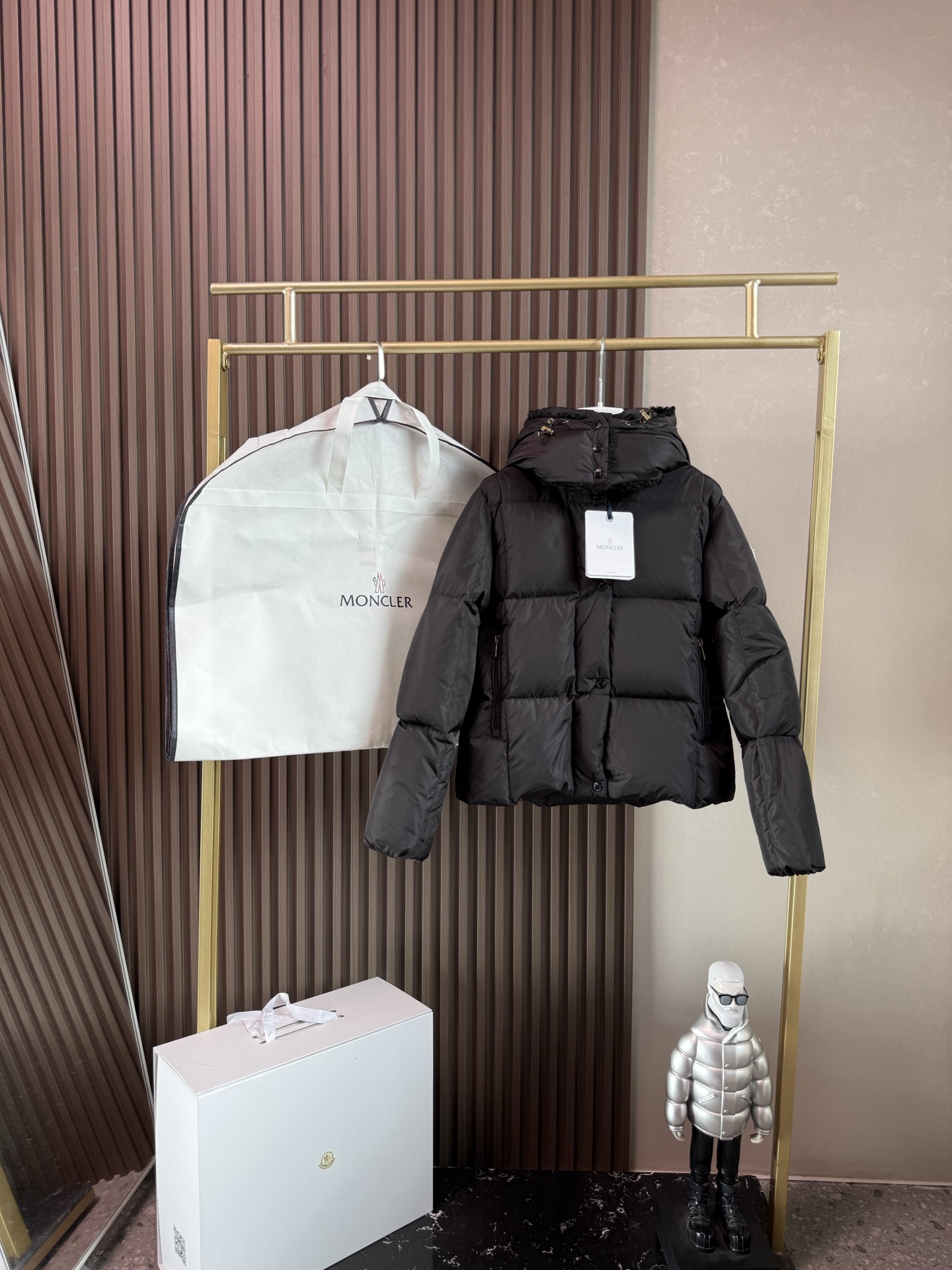 NO:576616,Comes with dust bag Castelnou Square Quilted Hooded Short Down Jacket Jacket Castelnou Down Jacket features a protective fabric with an elegant texture. Short design, made from functional nylon fabric with a silky feel. Hood is lined with teddy style fleece for added softness. Made from nylon fabric, lined with Longuesaison filled with down. Detachable and adjustable hood with polyester fleece lining, zipper closure and zipper pockets.  Fabric: nylon; Lining: nylon; Hood lining: polyester; Filling: goose down Down content: 90; Except for decoration Color Khaki Orange Black Code number 012,,jackets & coats,jackets & coats,down jacket,hats,alexander wang19860909配防尘袋Castelnou方形绗缝连帽短款羽绒夹克外套 Castelnou羽绒夹克具有保护性面料与优雅质感.短款设计,采用功能性尼龙面料制成,手感丝滑.兜帽搭配泰迪绒风格抓绒衬里,更添柔软.采用尼龙面料制成 Longuesaison衬里填充羽绒 可拆卸可调节兜帽,搭配聚酯纤维抓绒衬里拉链开合拉链口袋 面料:锦纶;里料:锦纶;兜帽里料:聚酯纤维;填充勿:鹅绒绒子含量:90;装饰除外 颜色 卡其 橘色 黑色 码数012,,jackets & coats,jackets & coats,down jacket,hats,alexander wang,Women's clothing