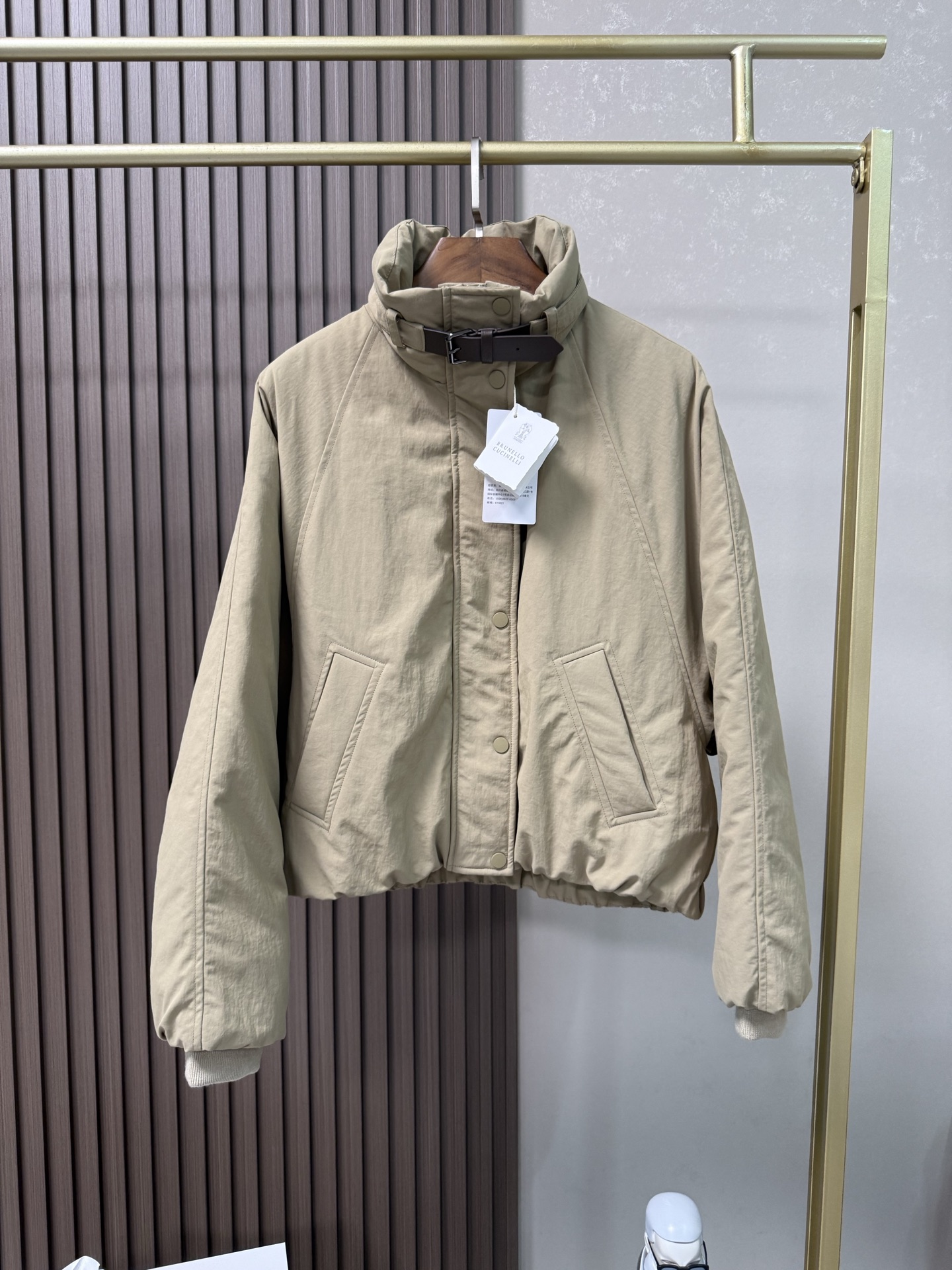 NO:576225,Brunello Cucinelli women's long-sleeved goose down jacket with dust bag. Technical canvas jacket with belt details and beading. Exquisite materials and design details reinterpret the casual inspiration of this technical canvas jacket. The matte-effect fabric complements the soft goose down and thin filling, making the jacket's slightly wider silhouette more prominent. The collar band adds a touch of uniqueness to the jacket, while the bright beads introduce a signature style.  This craft fabric has the classic effect of cotton canvas in everything. It feels dry and has a slightly matte look. The warmest design of the waistcoat is completed by the finest quality goose down and goose feather filling. All fillings are sourced from European breeding members of the European Down and Feather Association (EDFA) to ensure respect for animals and the environment. Details. Zipper and press-button double placket. Water-repellent nylon lining. High collar. Press-button hem pockets. Elastic hem. Elastic banded cuffs.  Removable inlaid decorative collar with high-quality goose down filling Nickel-free jewelry decoration Polyamide 90 goose down 10 goose feathers Sizes: 36 bust 60cm, length 57.5cm, sleeve length 69cm 38 bust 62cm, length 59cm, sleeve length 70cm 40 bust 64cm, length 60.5cm, sleeve length 71cm, brunello cucinelli, jackets & coats, jackets &  coats,down jacket,alexander wang19860909配防尘袋Brunello Cucinelli女士长袖鹅羽绒夹克 高科技帆布外套配皮带细节镶珠装饰 精致材料与设计细节重新诠释了这款科技帆布外套的休闲灵感 雾面效果的面料与松柔的鹅绒鹅毛薄填充料相生相成 让外套轻微加宽的轮廓更为显眼 衣领的饰带为外套添增一抹独特感 而璀璨镶珠则引入标志风范 这种工艺面料无所不包棉质帆布的经典效果 手感干爽且外观轻微呈现哑光 而上等品质的鹅绒鹅毛填充料完美了马甲的温暖设计 所有填充料均来自欧洲羽绒和羽毛协会(EDFA)的欧洲饲养成员 以保证对动物和环境的尊重细节 拉链和揿扣双门襟防泼水尼龙里布 高领 揿扣下摆口袋弹性下摆弹性带袖口 可拆式镶嵌装饰领口高质量鹅绒填充品 不含镍珠宝装饰 聚酰胺90鹅绒10鹅毛 尺寸: 36胸围60cm,衣长57.5cm,袖长69cm 38胸围62cm,衣长59cm, 袖长70cm 40胸围64cm,衣长60.5cm,袖长71cm,,brunello cucinelli,jackets & coats,jackets & coats,down jacket,alexander wang,Women's clothing